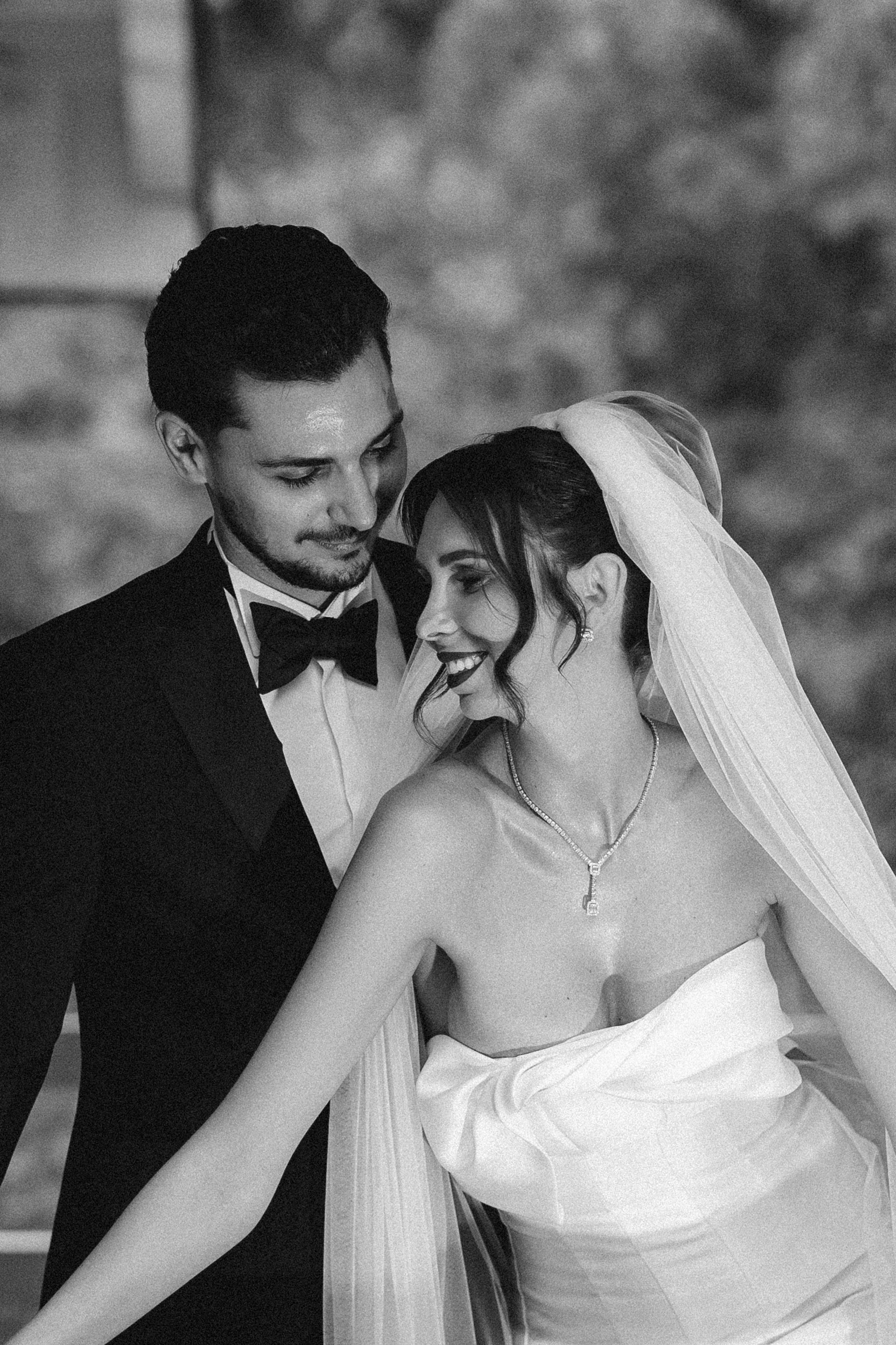 Fotografie artistică alb-negru cu mirii la Cabana Masiv din Comănești.