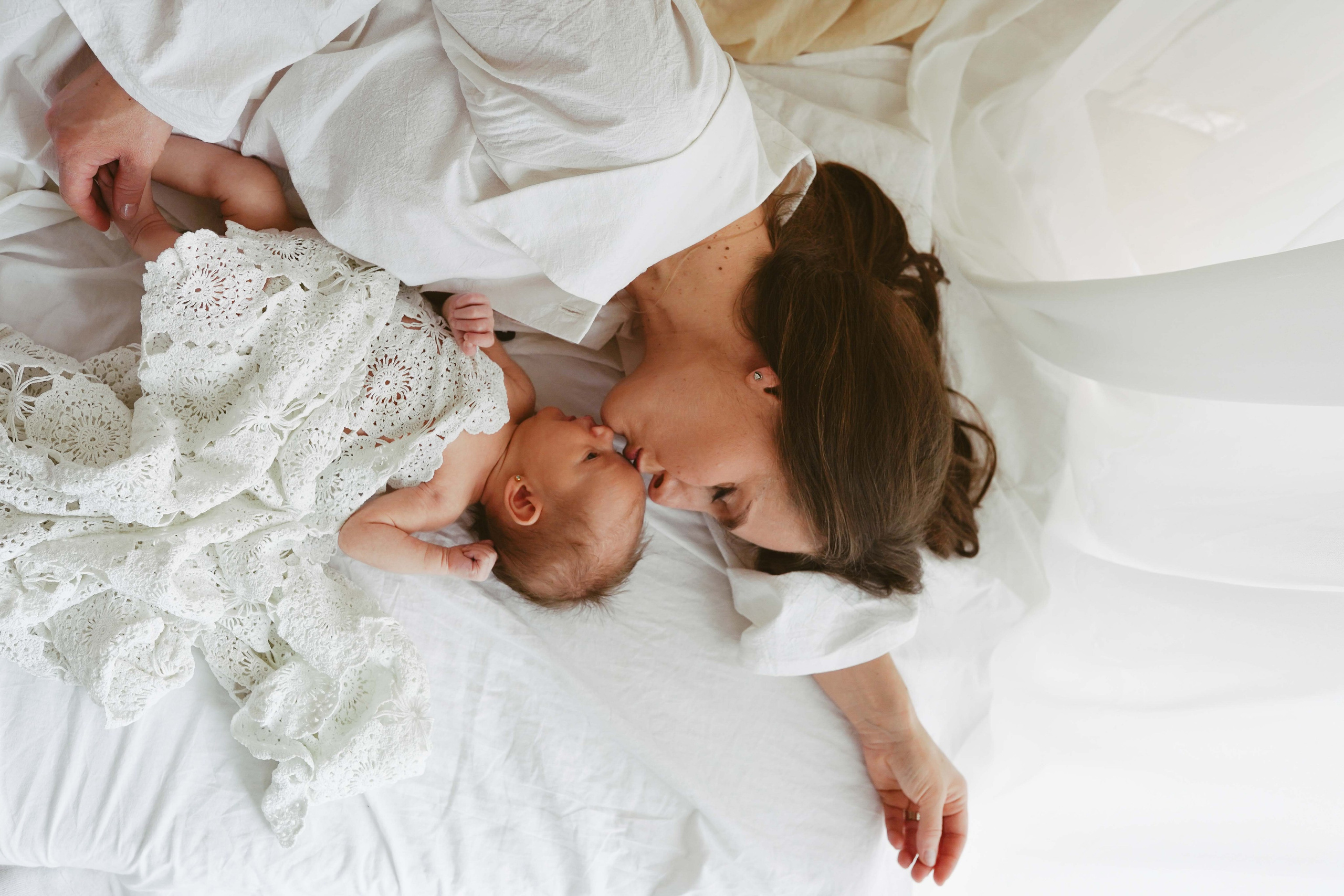 Inspira sesiune foto nou-nascut. Madalina Beda- Artist vizual, fotograf, doula la nastere, consultant babywearing Brasov si in toata tara
