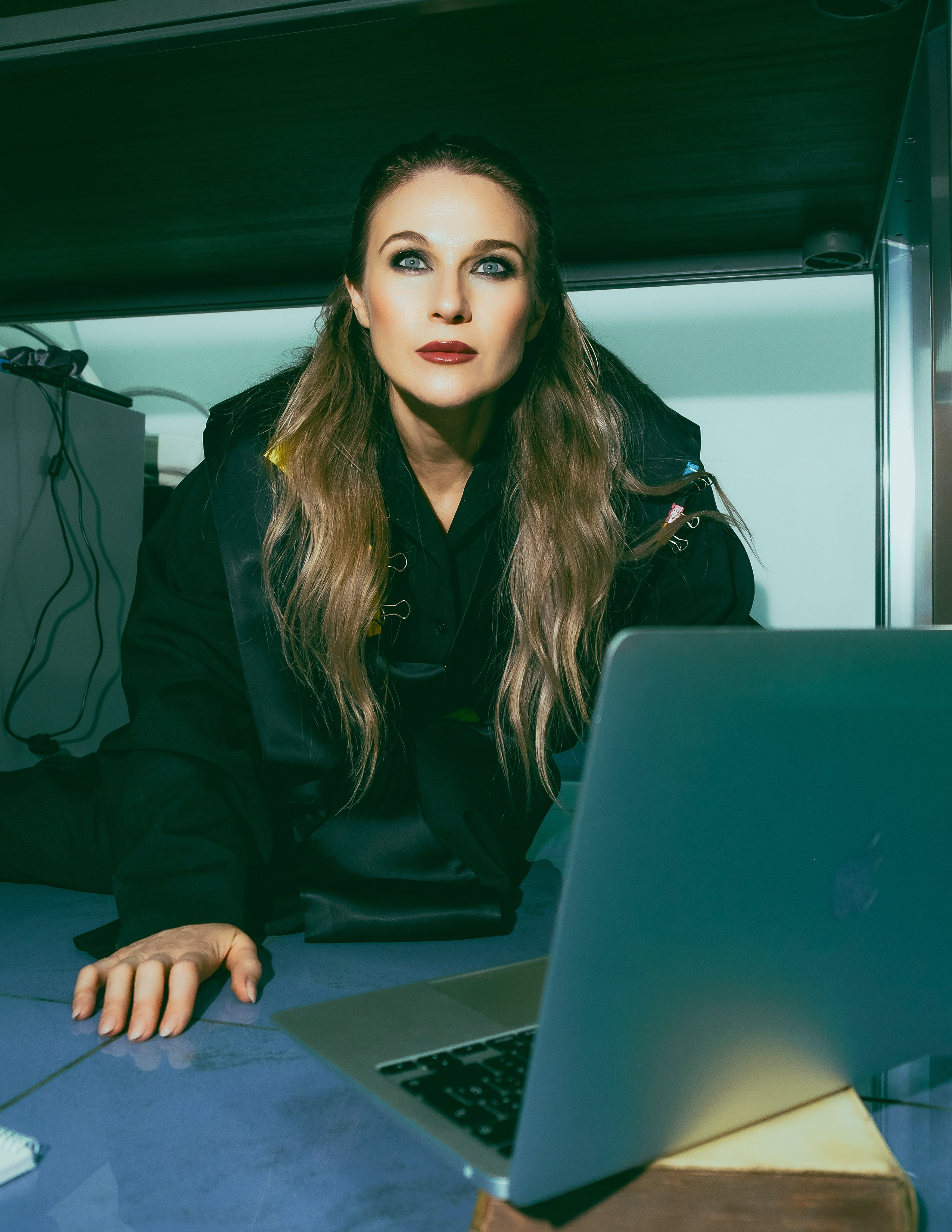 Креативная фотосессия адвоката в офисе в Аликанте, Торревьеха