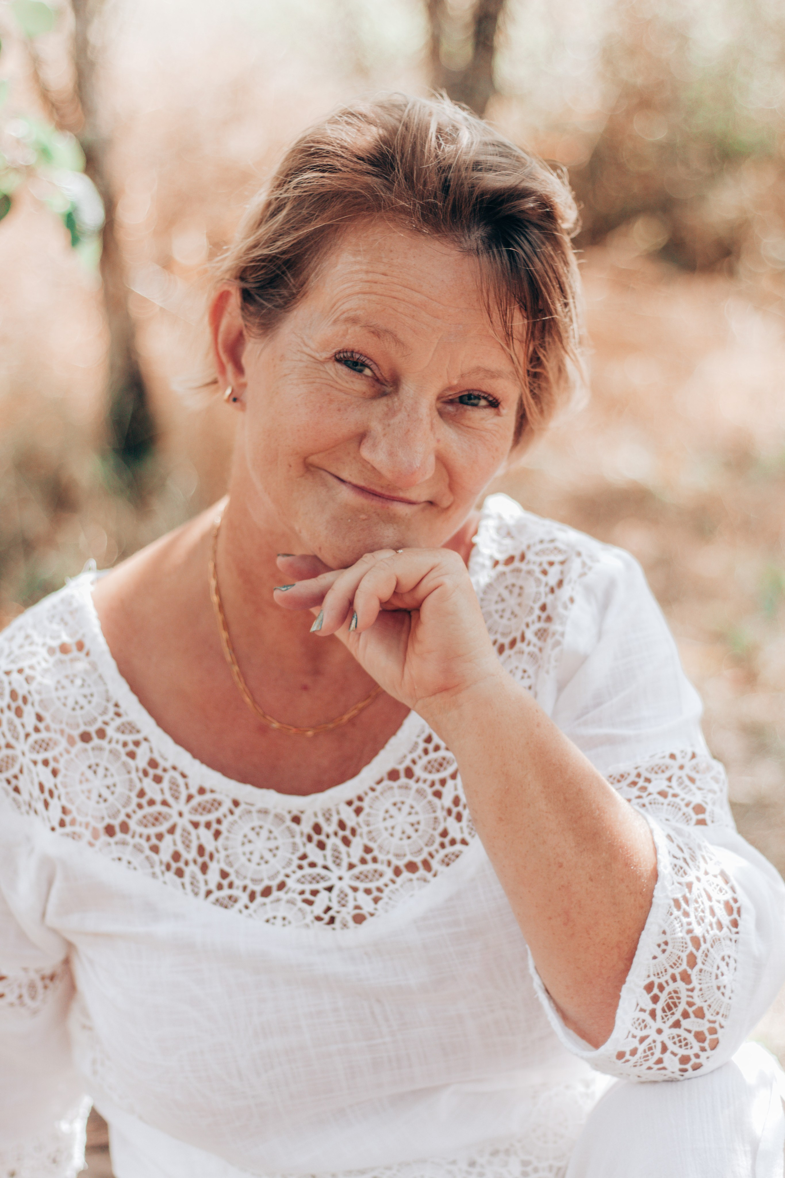 Photographe Portrait à Poitiers, Châtellerault et Tours – Capturer Votre Essence Authentique. Photographe professionnelle à Poitiers, Tours et Châtellerault | Studio photo entre Poitiers et Tours – portraits, familles, entreprises, ma