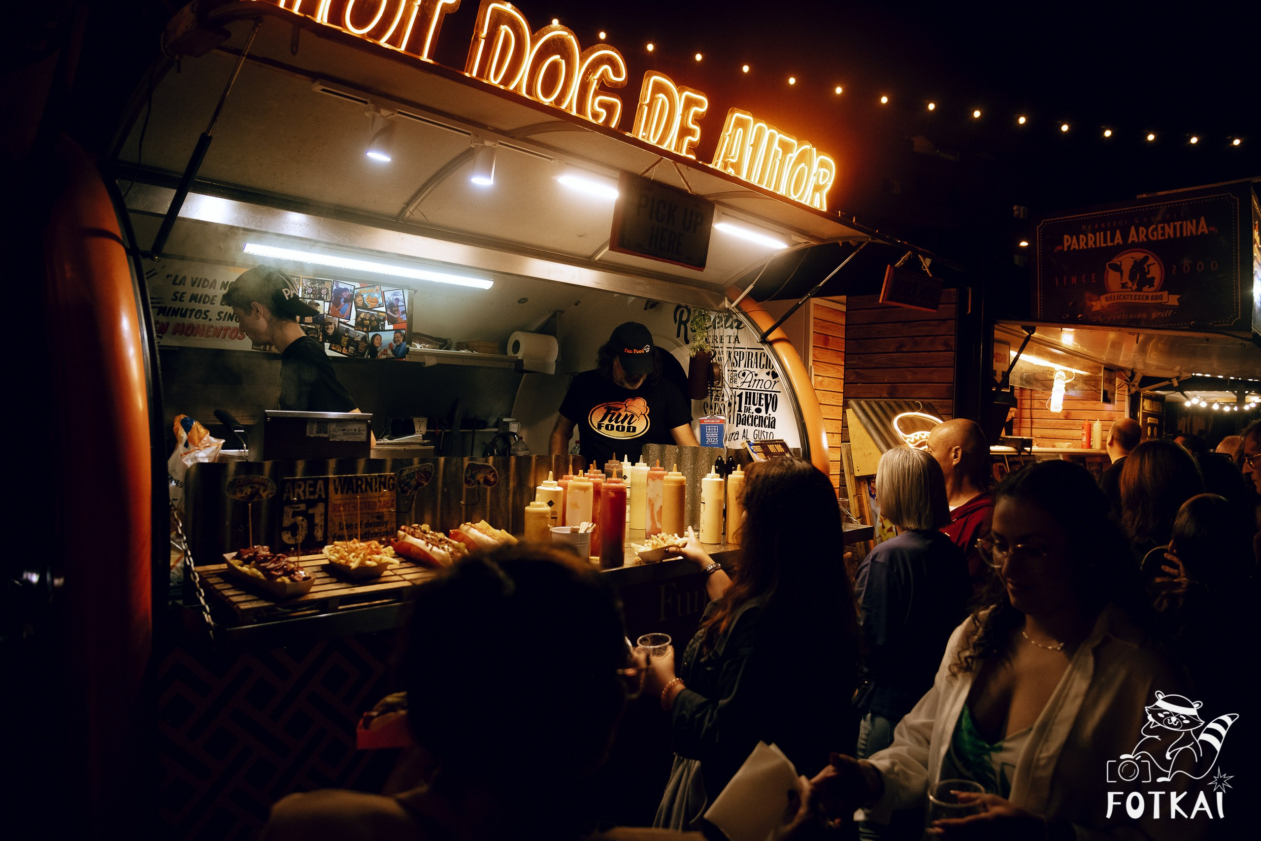 Фотоотчёт Street Food Market Torrevieja — Seguridad Social & Las Hienas DJs | FOTKAI