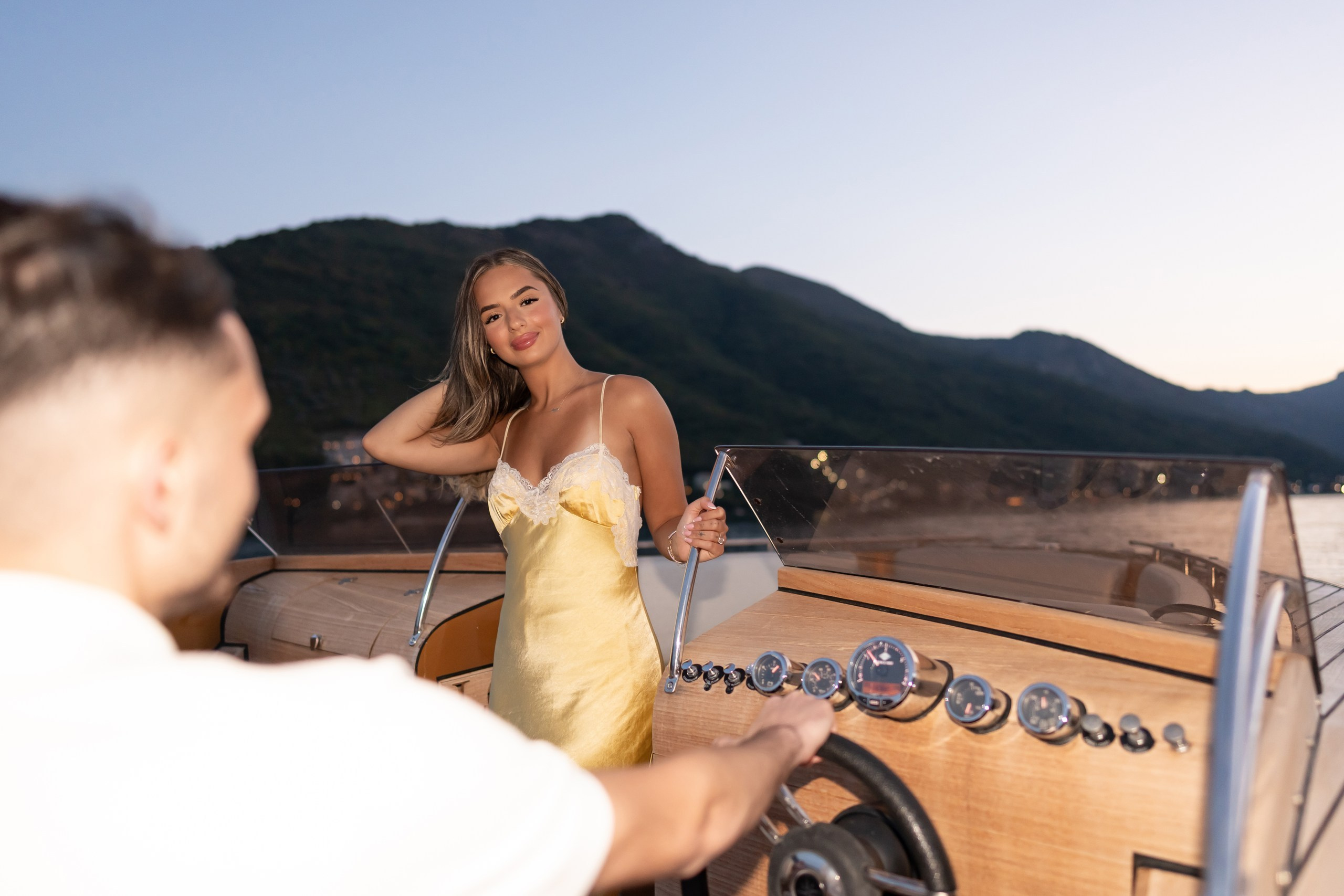 Etter solnedgang: Et sent kveldsfrieri på båt i Perast, Montenegro