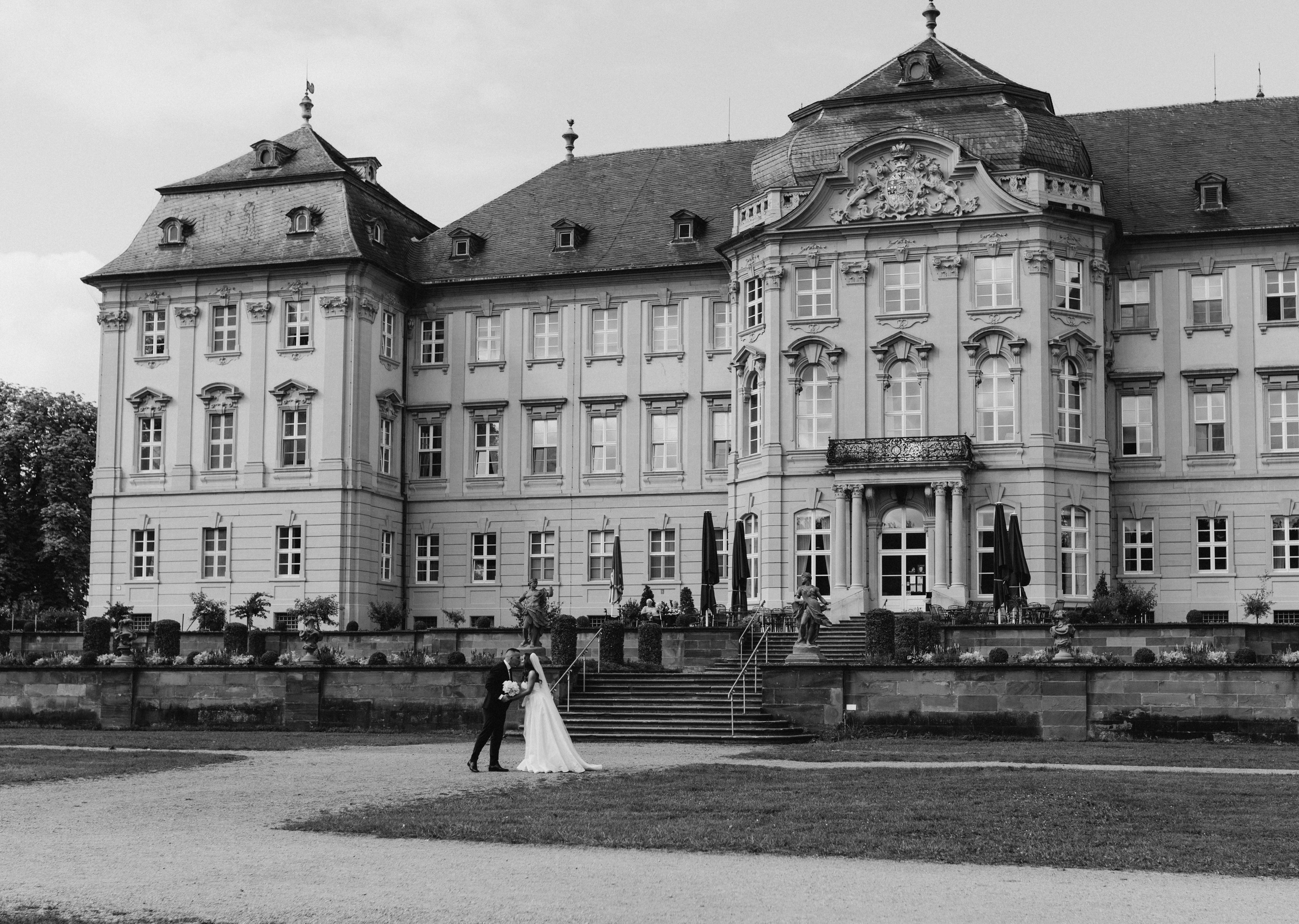 Hochzeitspaar im Schloss Werneck – Romantisches Brautpaarshooting mit Hochzeitsfotografin Würzburg