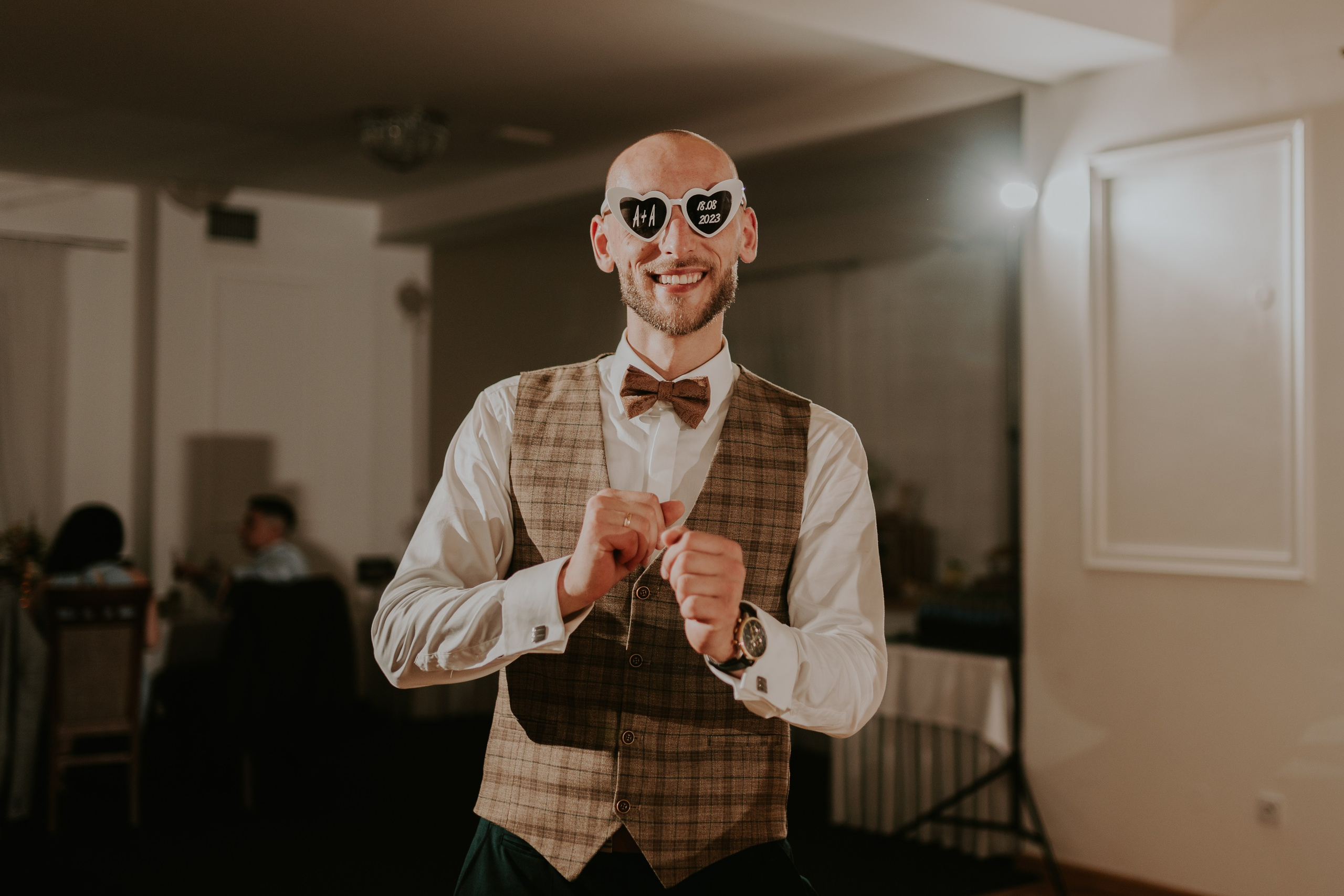 Dwór Wierzbno: plenerowy ślub pod wierzbą. Karkowskafoto - fotografia miłości