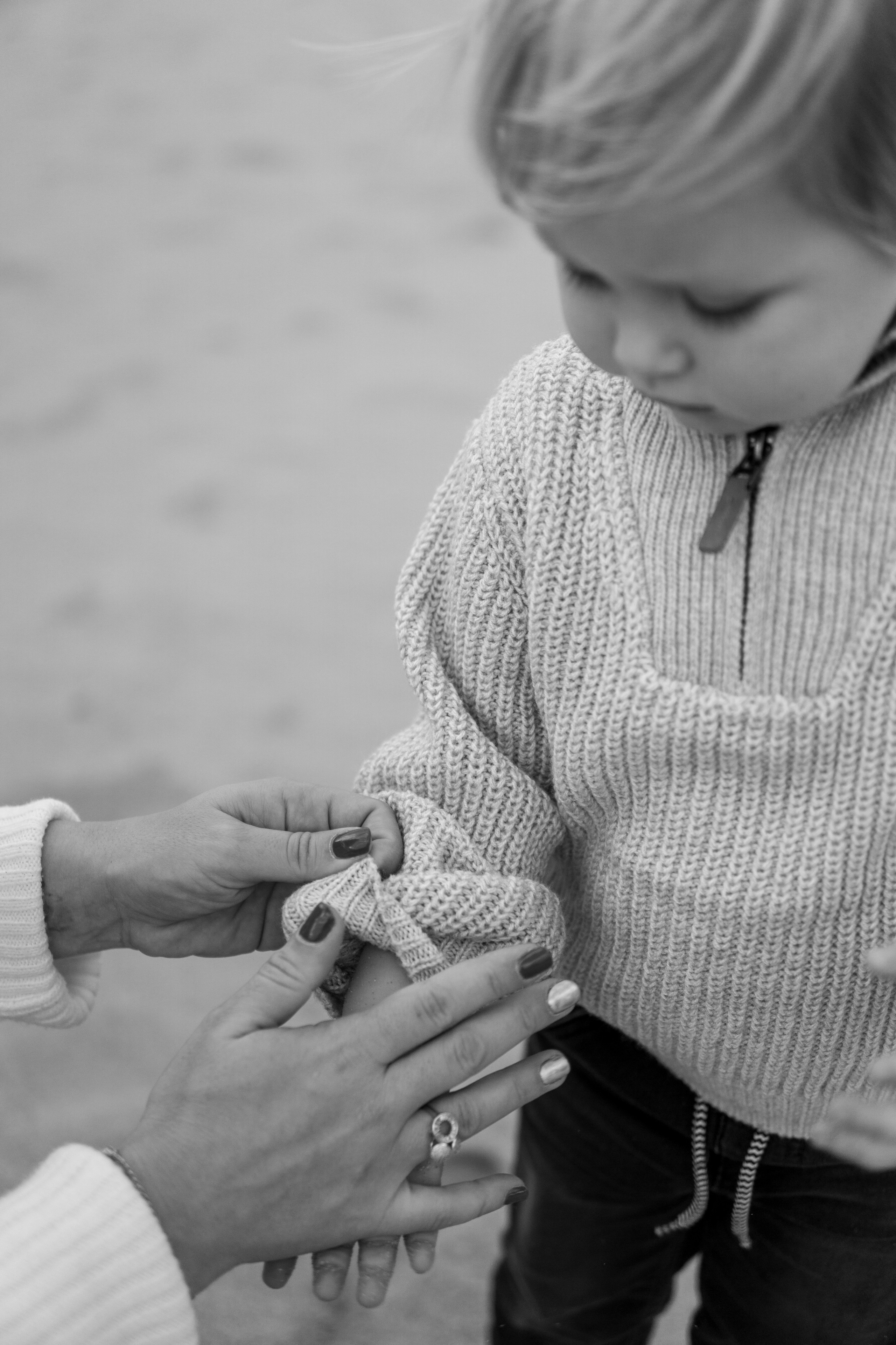 Family Beach Photo Session in Gijón, Spain — Mother and Kids at Playa de Ñora