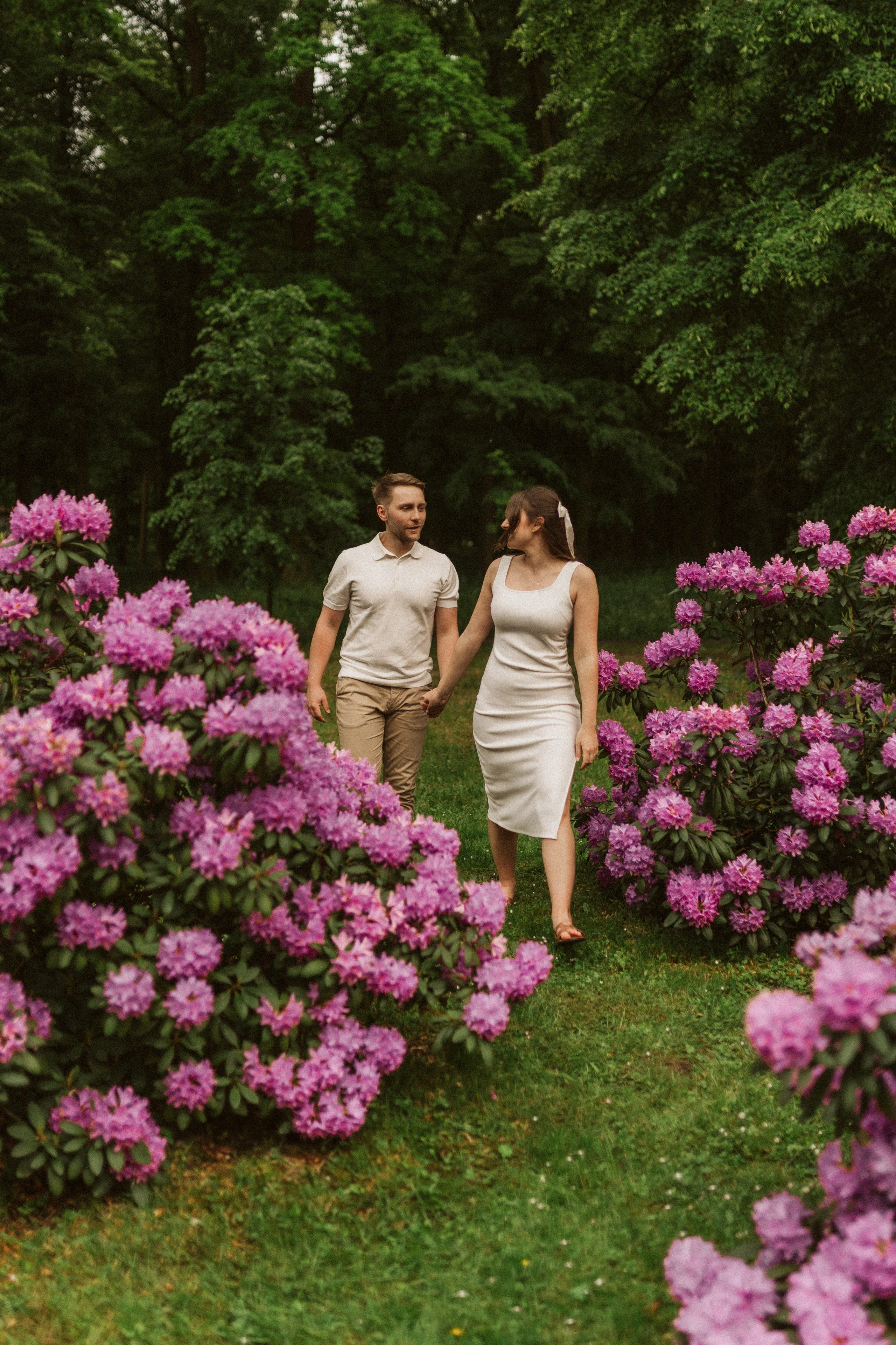 Sesja narzeczeńska Świerklaniec – para spacerująca alejką w parku
