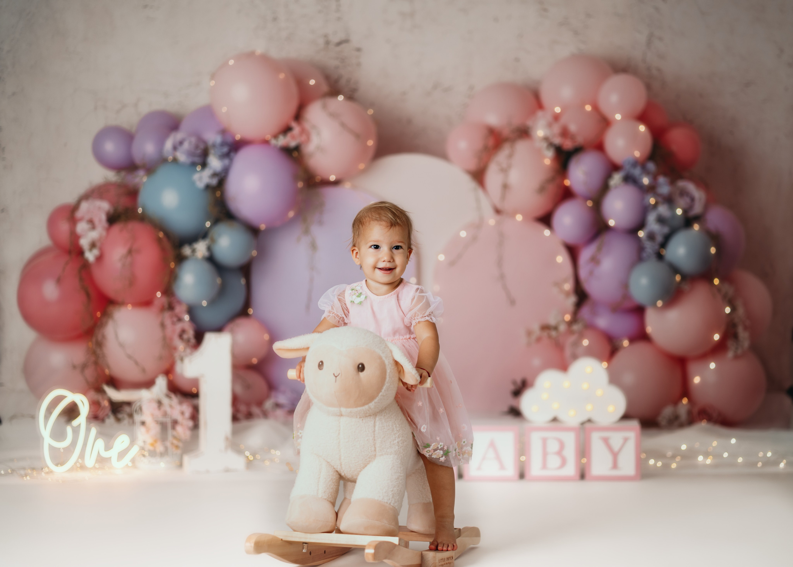 Cake smash Beograd – pastelna scenografija sa tortom i lampicama