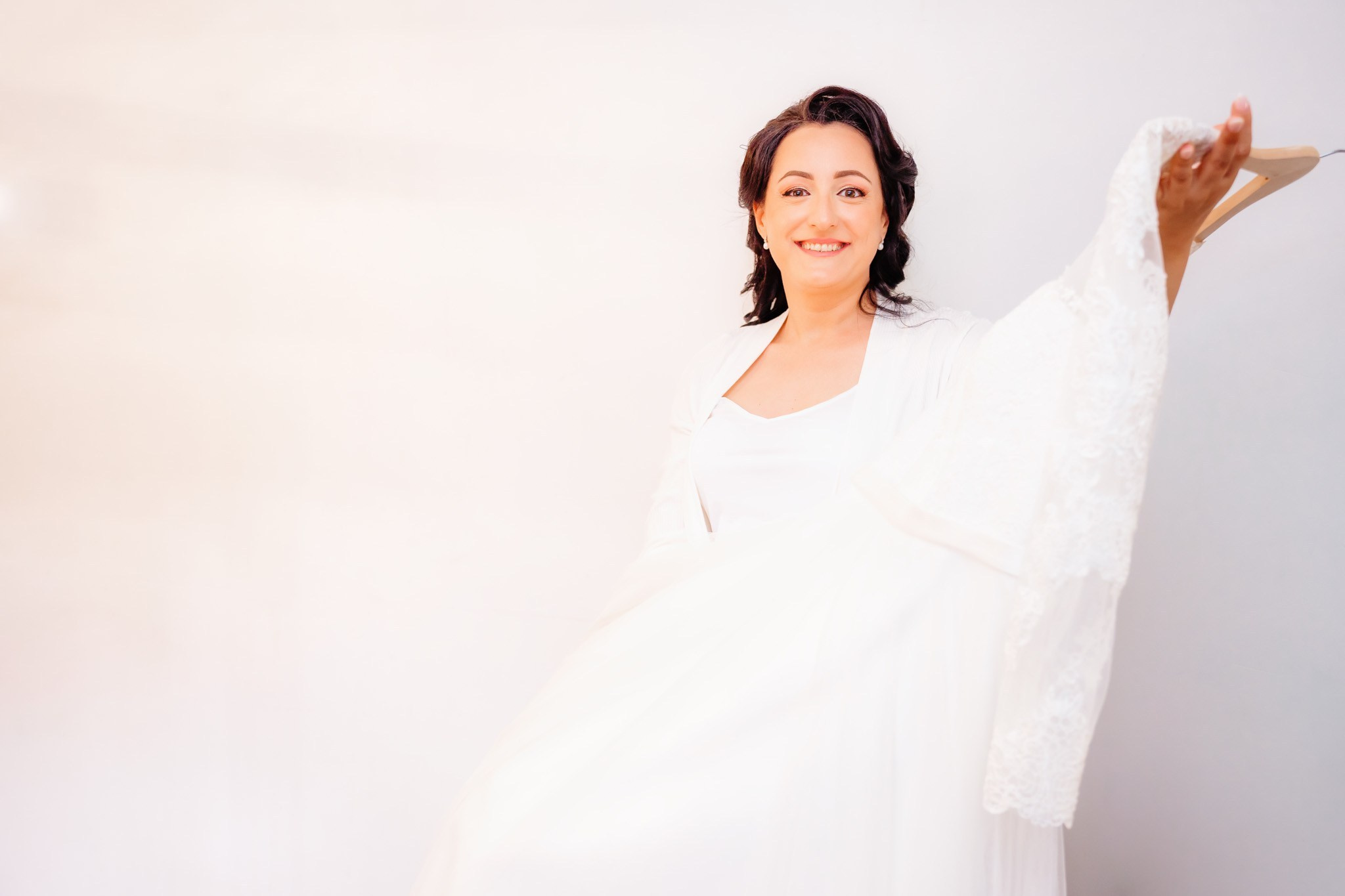 Mireasa Fericita - Fotograf Nunta Profesionist Tantan Ionut. Captura emotionanta a unei mirese stralucitoare in ziua nuntii sale. Servicii foto nunta de calitate oferite de Tantan Ionut. Mireasa fericita in rochie alba, zambet radiant, fotograf nunta Tantan Ionut