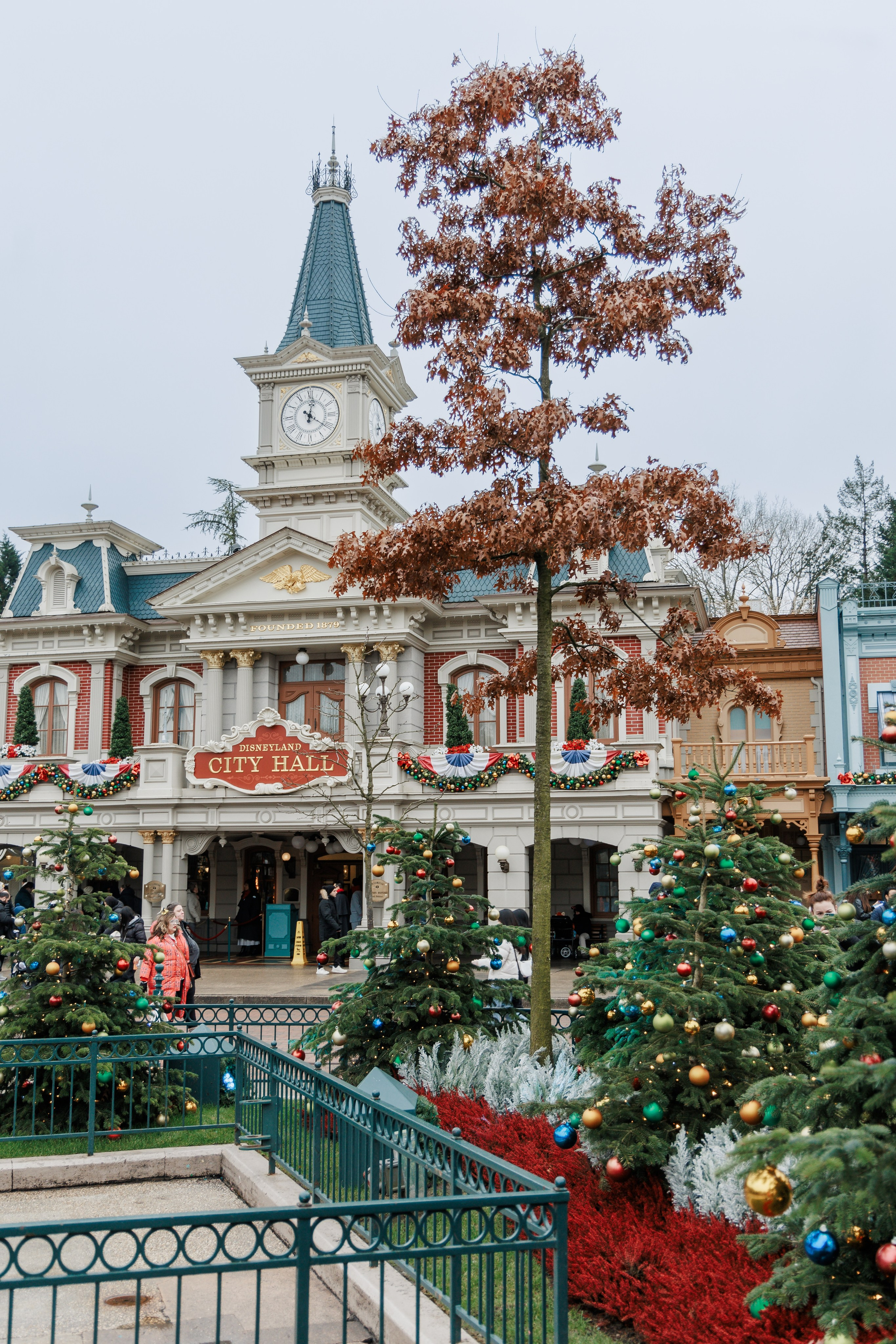 Best Photographer in Paris: Your Guide to Unforgettable Winter Photoshoots at Disneyland Paris. Photographe à Paris