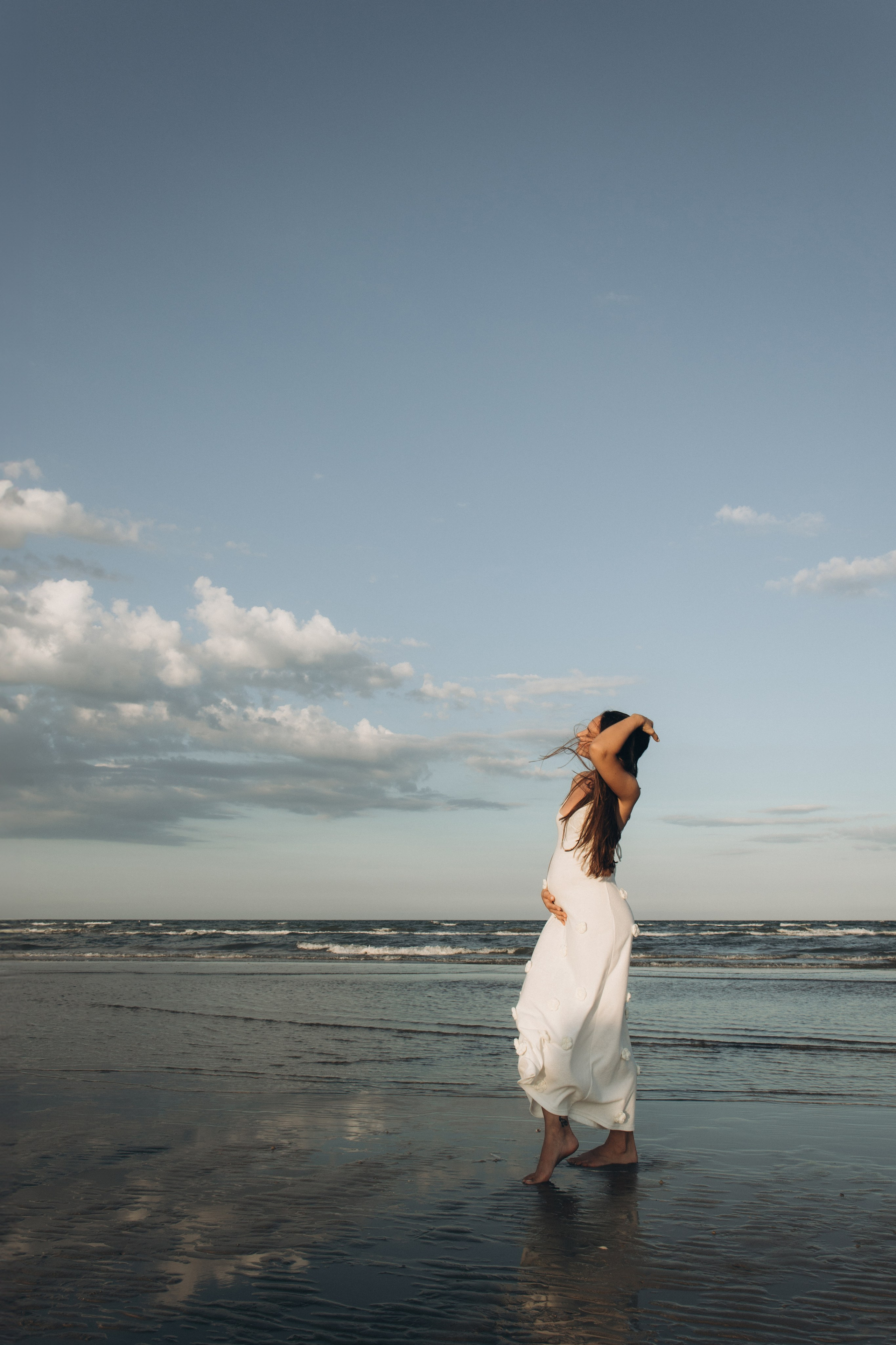 Donna incinta sulla spiaggia a Rimini — servizio fotografico maternity naturale al mare