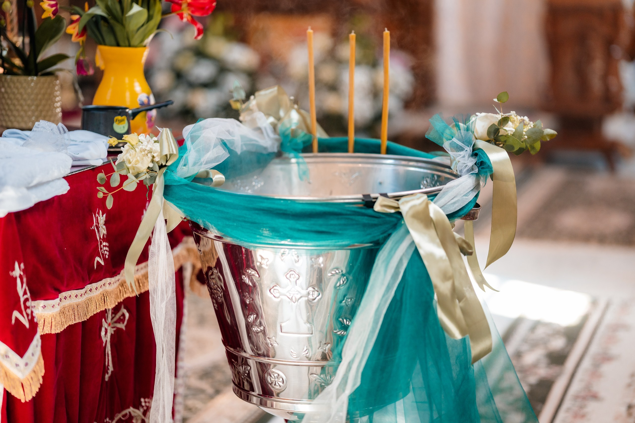 - Preotul ținându-l pe micuțul Mathias Gabriel la botez, în biserica Înălțarea Domnului, Copălău  - Detalii de la botezul lui Mathias – lumânare, trusou și icoană  - Familia lui Mathias Gabriel alături de micuț, în ziua botezului  - Portret emoționant cu mama și bebelușul în brațe, în biserică,fotograf profesionist evenimente Botoșani, Iași, Suceava, Fălticeni, Bacău, Pașcani, Roman - AlinoFotoStudio by Alin Chirilă - servicii foto nuntă, botez, cununie, ședințe foto creative, albume personalizate, fotografii emoționante și calitative pentru cele mai importante momente din viață,fotograf nuntă Botoșani Alin Chirilă,  ședință foto botez Iași - AlinoFotoStudio,  servicii fotograf profesionist evenimente Suceava,  fotograf cununie civilă Fălticeni - Alin Chirilă,  album foto nuntă personalizat Bacău.“Bebeluș botezat în biserică, ținut în brațe de nași”	•	“Detaliu cu lumânarea de botez decorată cu flori albe”	•	“Părinți emoționați alături de copilul lor la ceremonia de botez”	•	“Masa festivă de botez cu decor tematic și tort personalizat”	•	“Momentul în care preotul toarnă apă sfințită pe fruntea bebelușului”	“Bebeluș în rochie albă de botez, zâmbind în brațele mamei”	•	“Detaliu cu cruciulița de botez așezată pe o pernă de satin”	•	“Părinți și nași aprinzând lumânările în timpul ceremoniei de botez”	•	“Tort de botez decorat cu figurine tematice și numele copilului”	•	“Copil botezat dormind liniștit în pătuțul decorat festiv”	•	“Momentul în care preotul binecuvântează copilul în fața altarului”	•	“Invitați adunându-se în jurul mesei festive la petrecerea de botez”	•	“Bebeluș ținând în mână o jucărie personalizată primită la botez”	•	“Familie fericită pozând împreună după ceremonia de botez”	•	“Decor tematic cu baloane și flori la locația petrecerii de botez” fotograf Botoșani fotograf evenimente fotograf botez Alin Chirila fotograf alinofotostudio.fotograf botez Amelis Maria, fotografie botez Botoșani, fotograf Alin Chirilă, amintiri botez, fotografii botez, botez Amelis Maria, fotograf copii, fotografie botez în Botoșani,