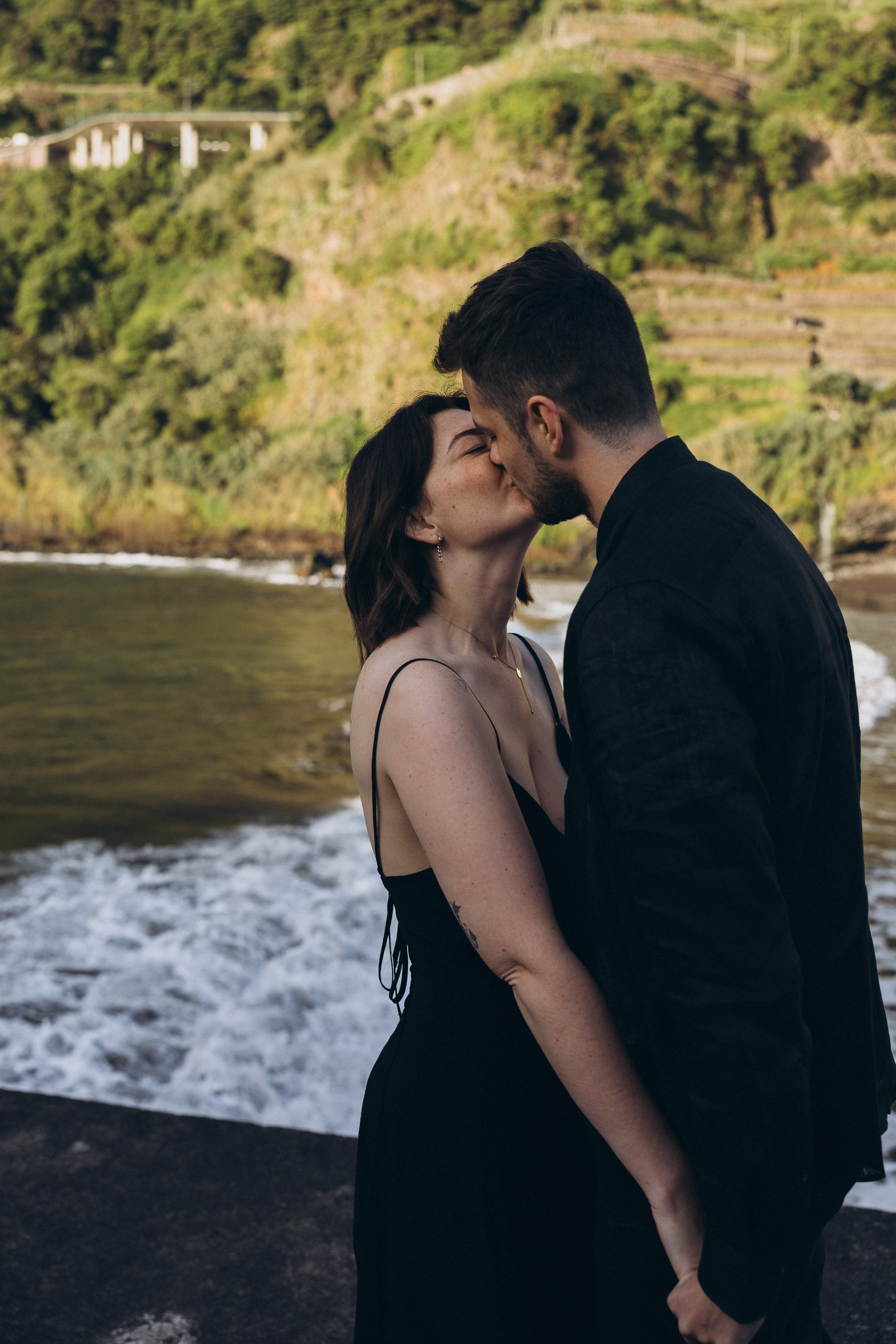 Love Story at Seixal Beach, Madeira | Romantic Couple Photoshoot. Fotógrafa na Madeira para casais, pedidos de casamento, elopements e casamentos íntimos | Tatiana