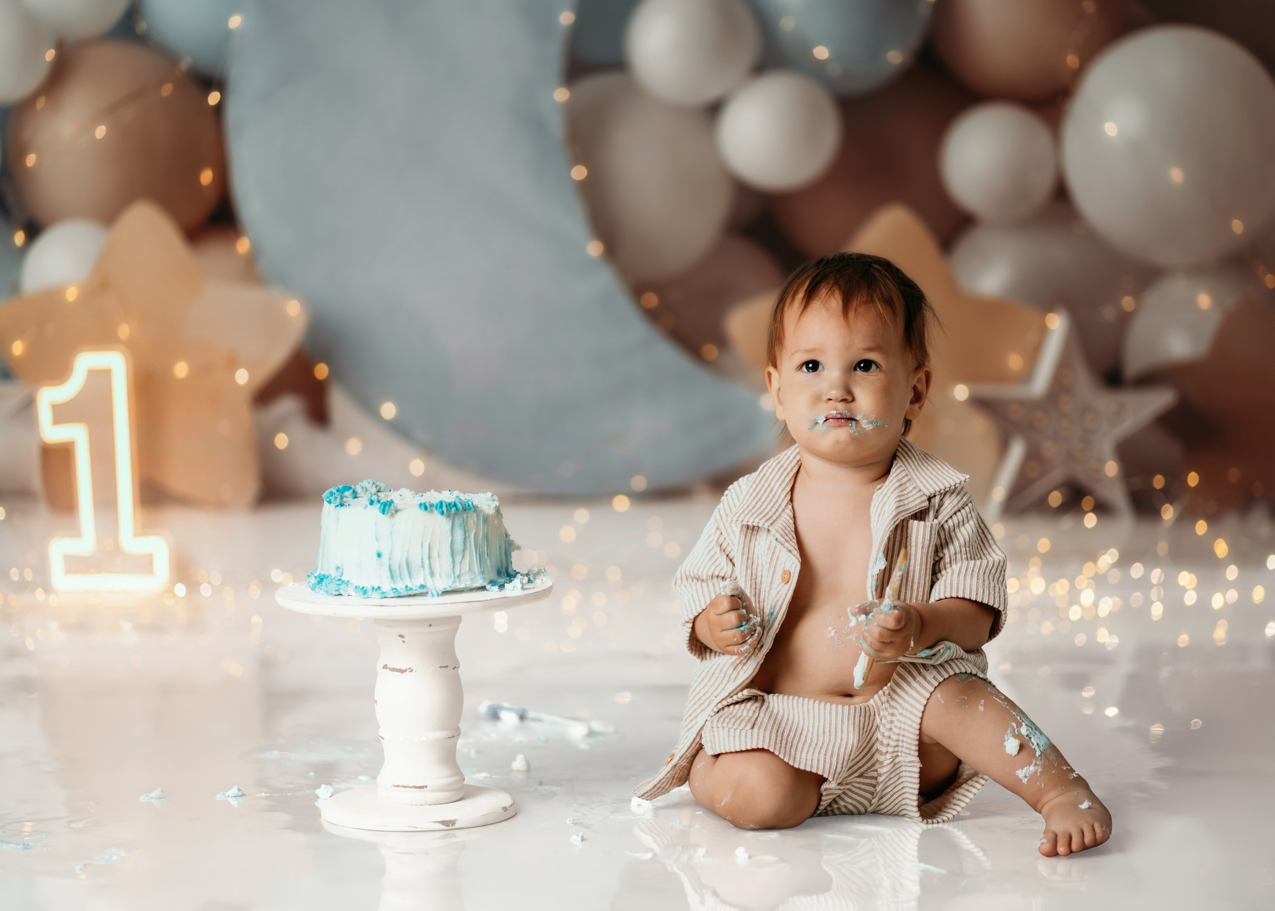 Cake smash slikanje dečaka sa mesecom i balonima u Beogradu