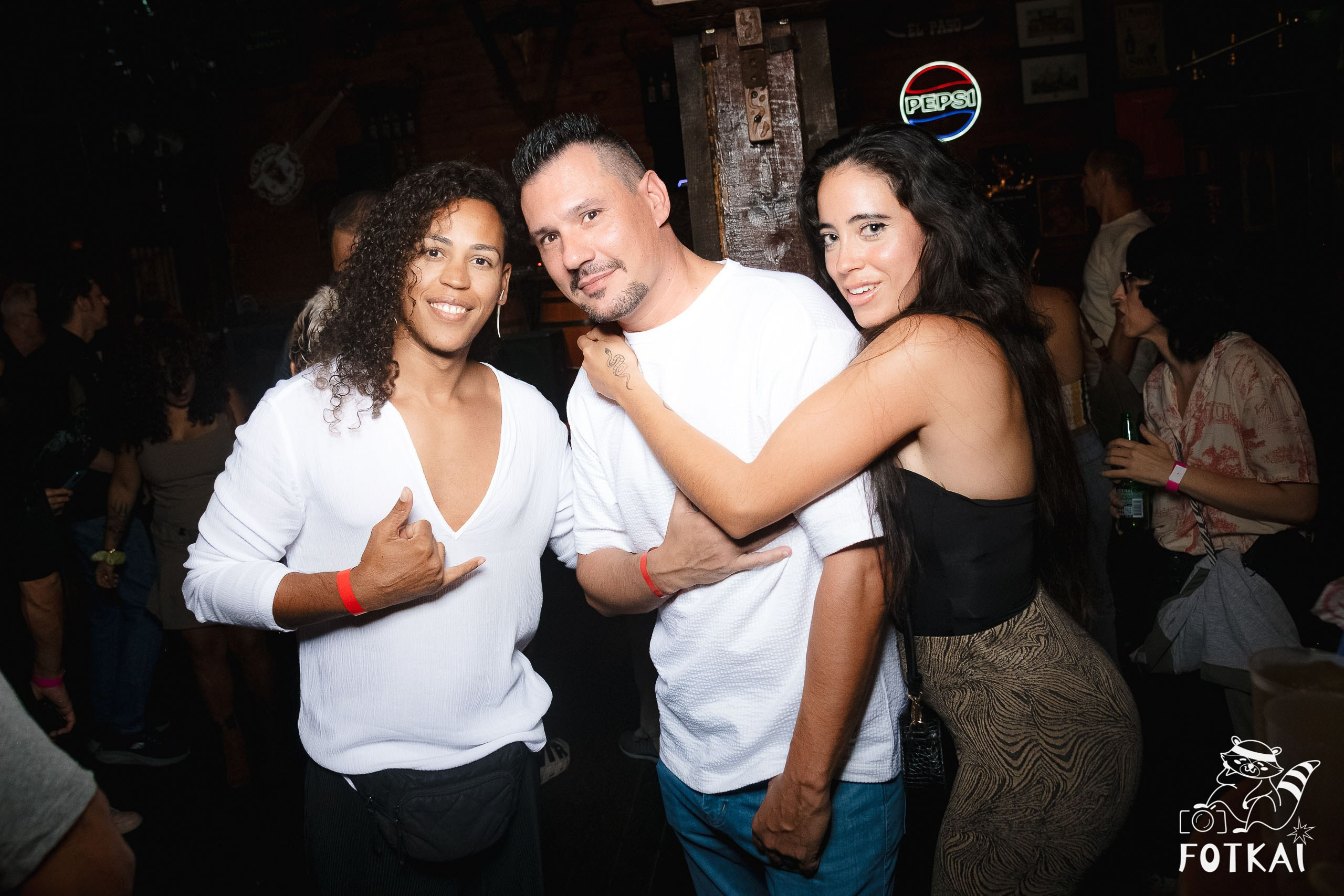 Fiesta Víspera de Festivo en El Paso Rock Bar – Hip Hop Old School | Reportaje fotográfico 08.10.2025 | FOTKAI