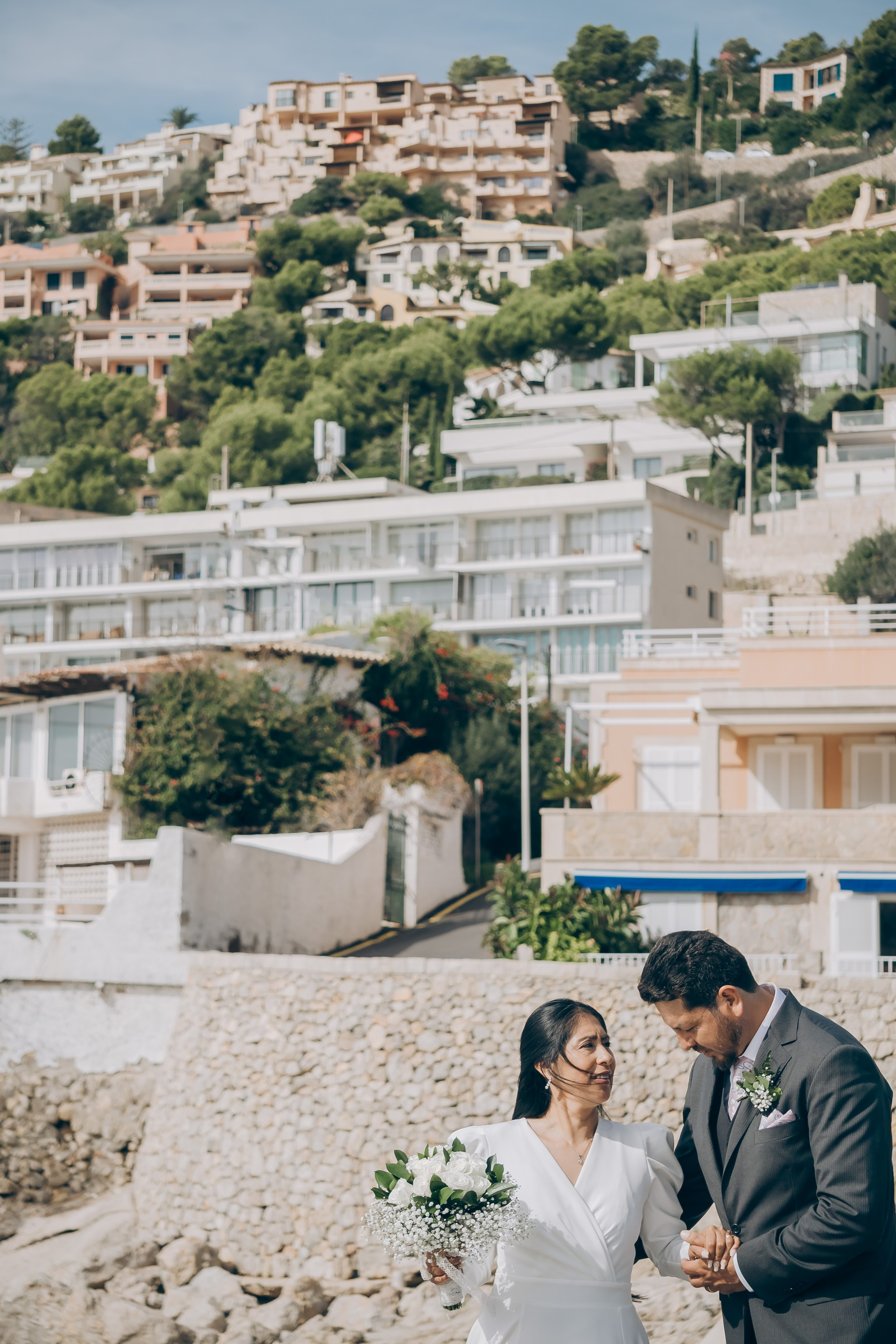Sincere emotions at a wedding photo shoot. Photographer in Mallorca
