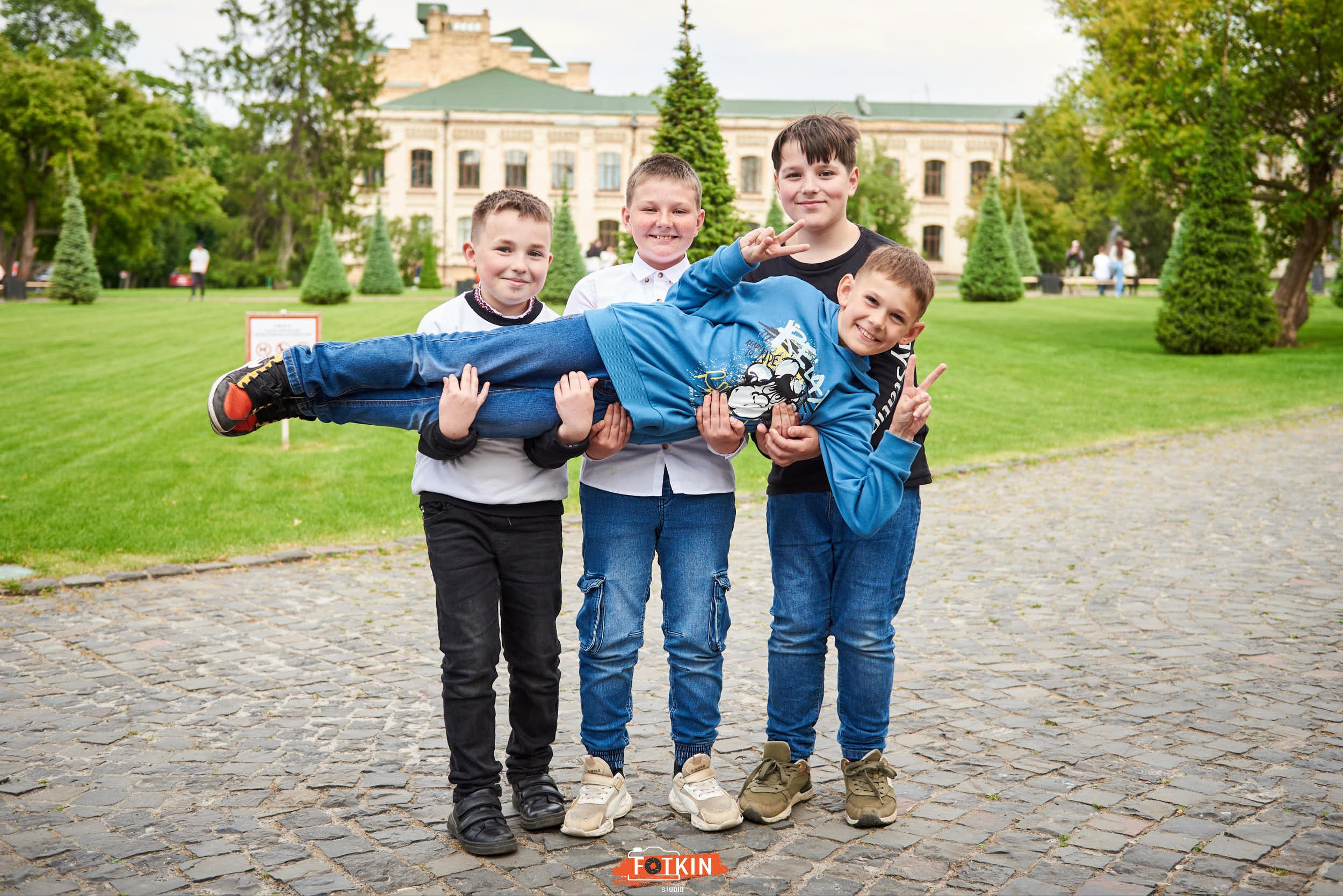 Випускні альбоми для 1- 4 класу у Дніпрі та області. Випускні альбоми фотокниги Київ та Дніпро