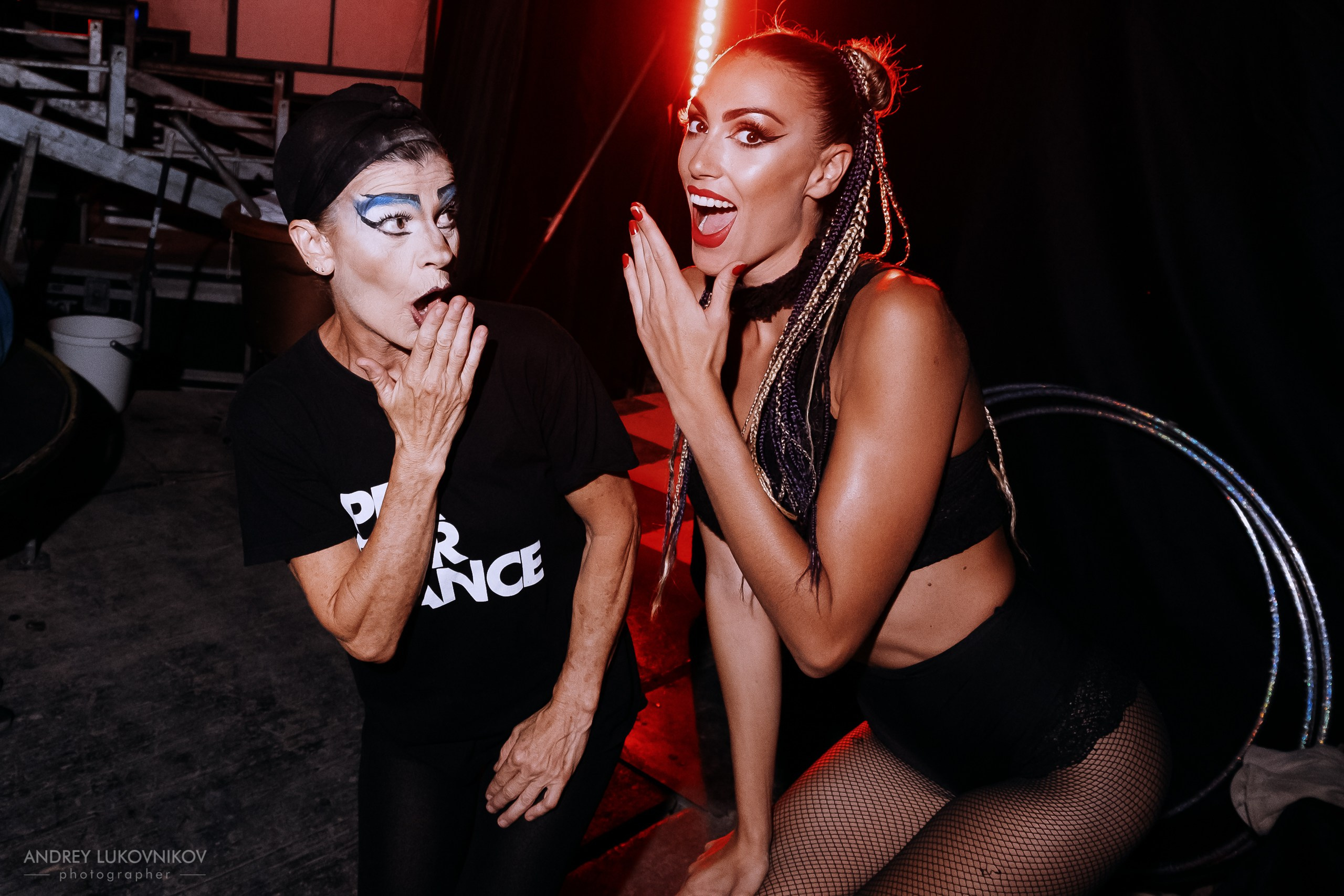 Sesión de fotos entre bastidores en El Circo Encantado: la vida de los artistas tras bambalinas