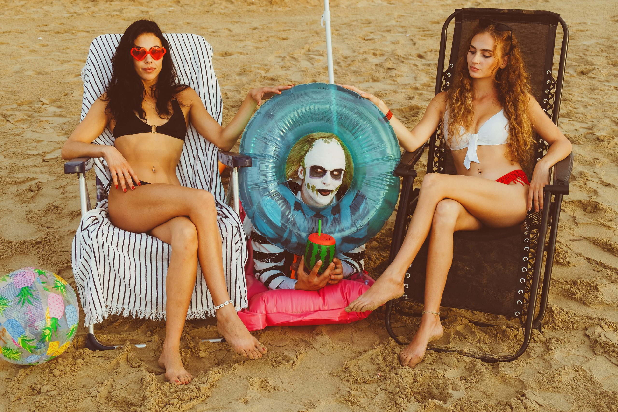 Beetlejuice на море: Экспериментальная фотосессия с цирковыми артистами — Фотограф Андрей Луковников