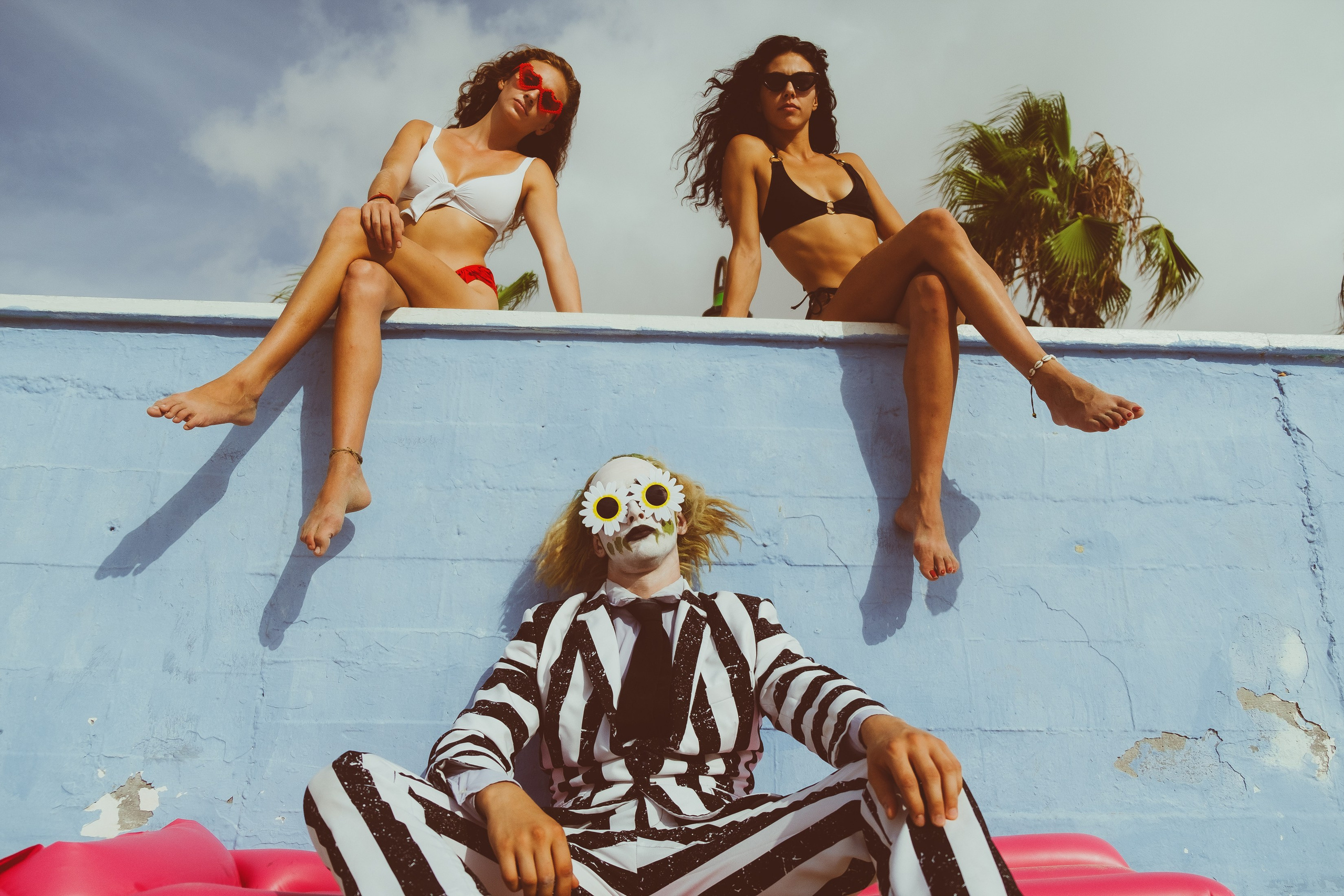 Beetlejuice на море: Экспериментальная фотосессия с цирковыми артистами — Фотограф Андрей Луковников