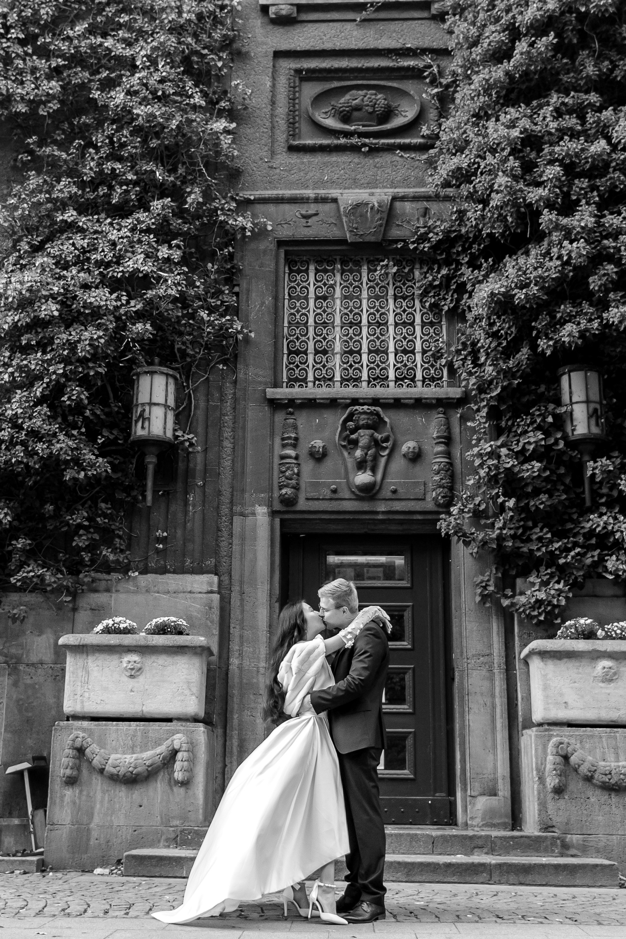 Eine intime Feier vor der großen Hochzeit: Solongo und Victor im Standesamt Spandau. Hochzeitsfotografie in Berlin Nataliia Schütze