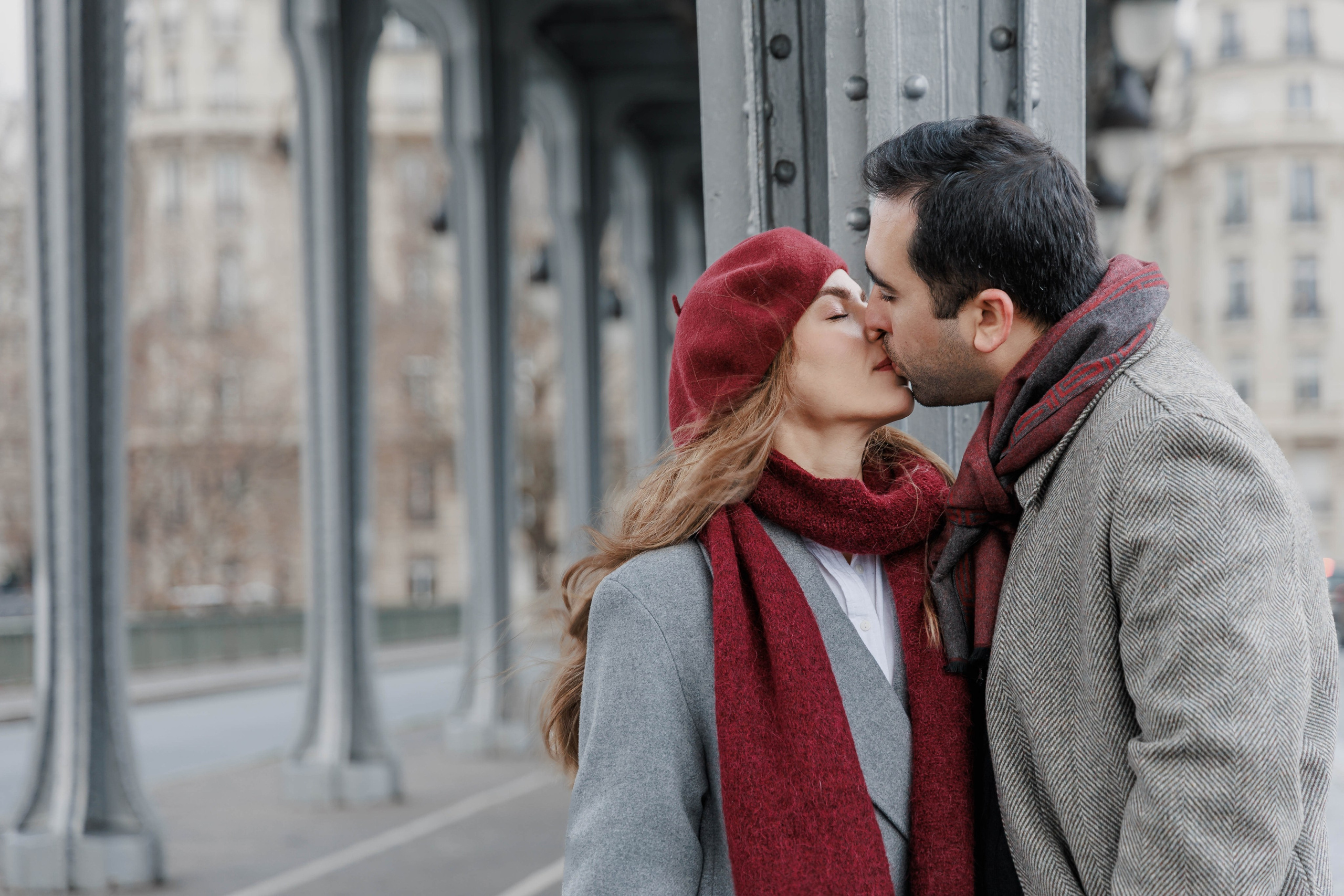 Bir-Hakeim Bridge in Paris — The Iconic Location for Luxury Proposal & Elopement Photography. Photographe à Paris