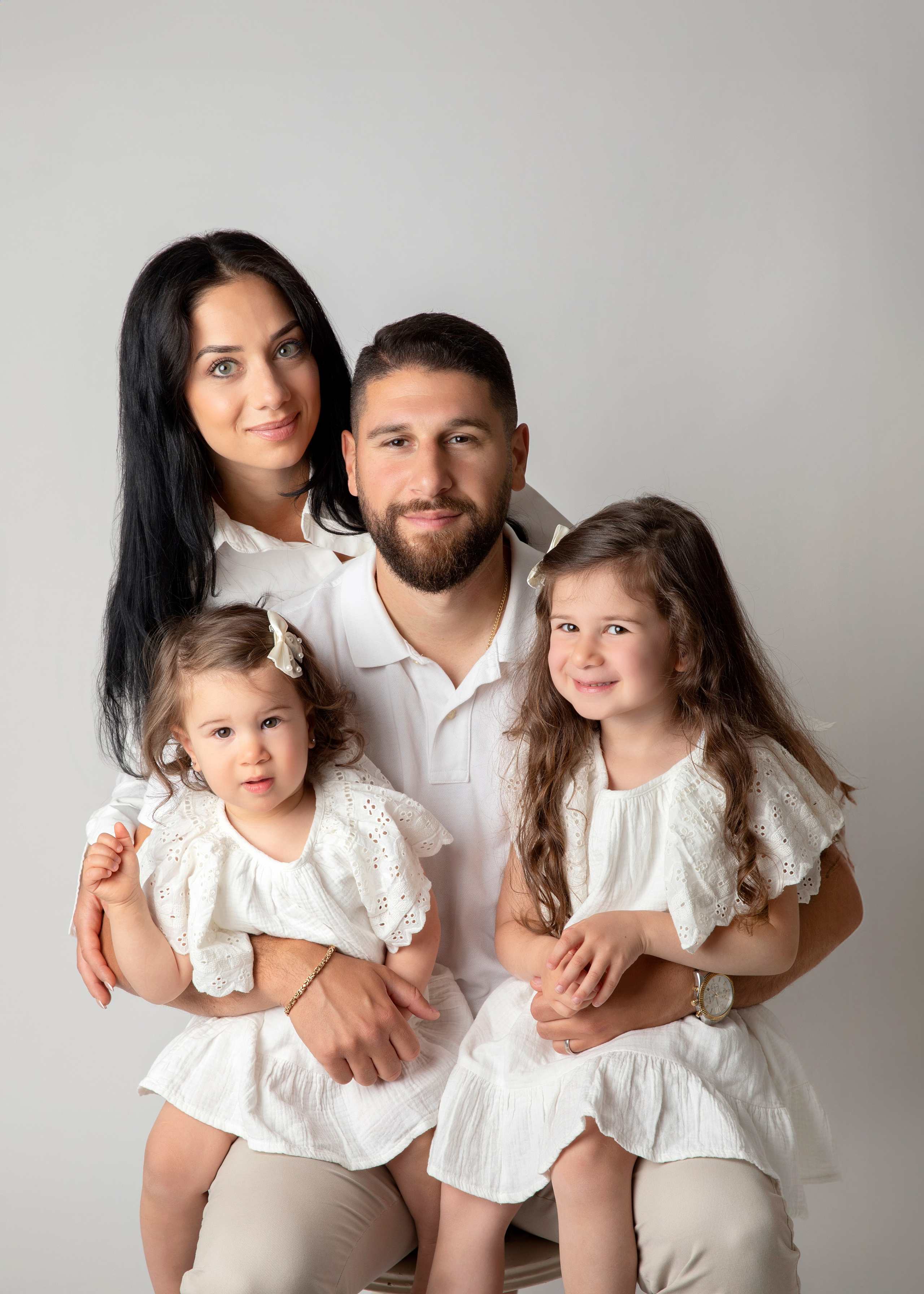 "Nyfödda barn som ligger tillsammans i en mjuk filt. Bilden visar deras söta ansikten och små händer, perfekt för att illustrera nyfödda fotograferingar och babyfotografi."