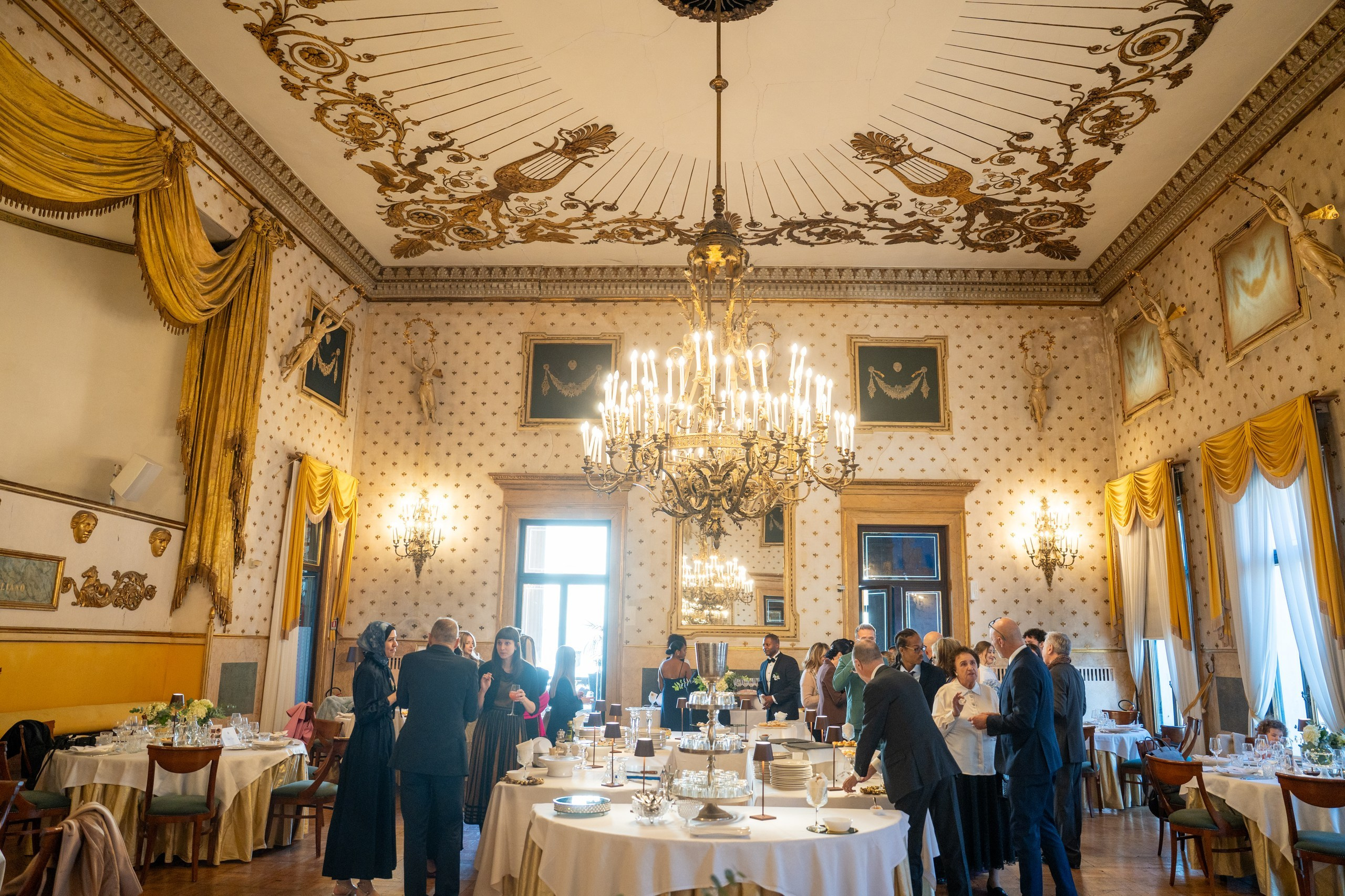 Wedding at Caffè Pedrocchi, Padua. El Velo Blanco I Wedding Photographers