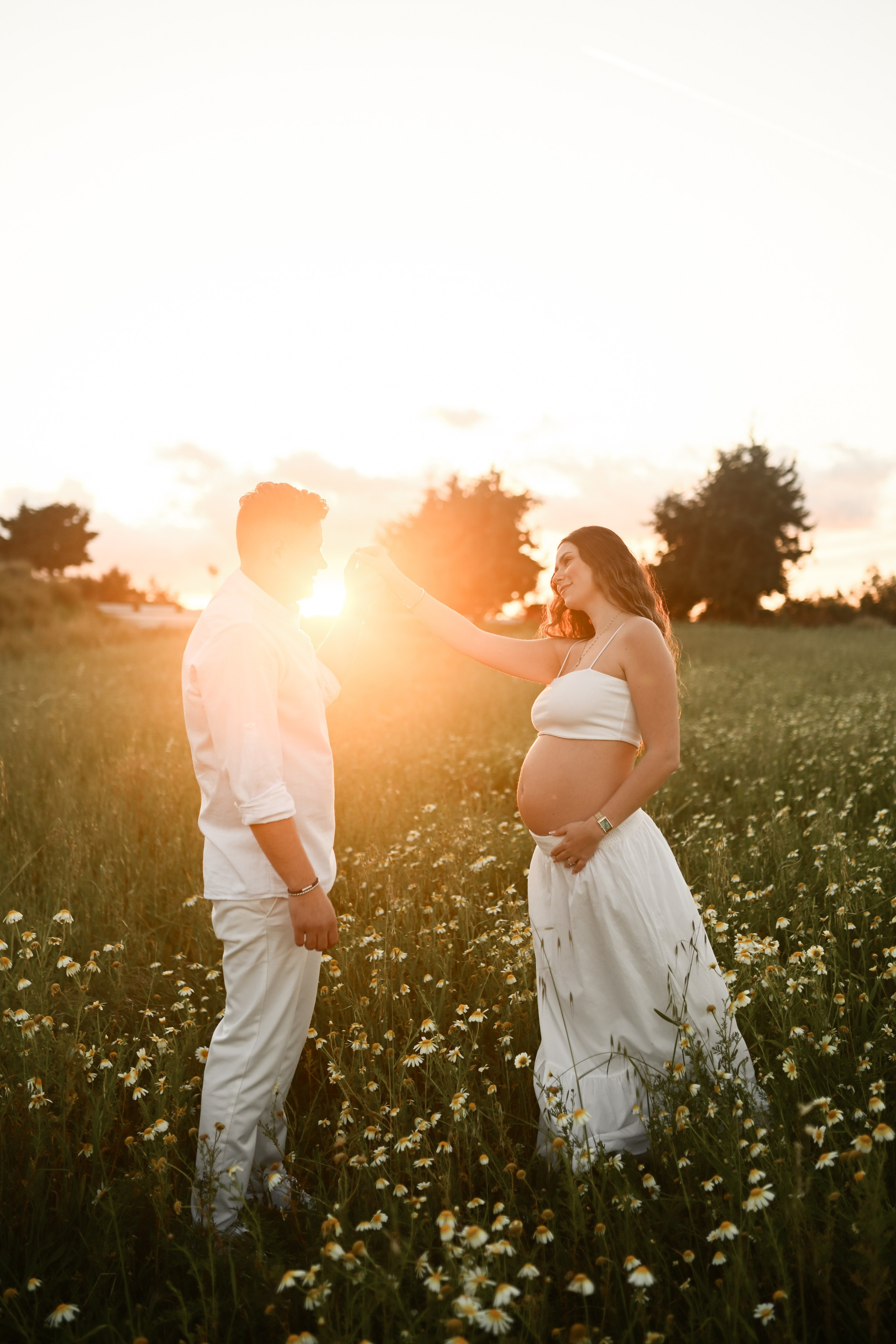 Ρομαντική φωτογράφιση εγκυμοσύνης σε χωράφι με λουλούδια. WELCOME