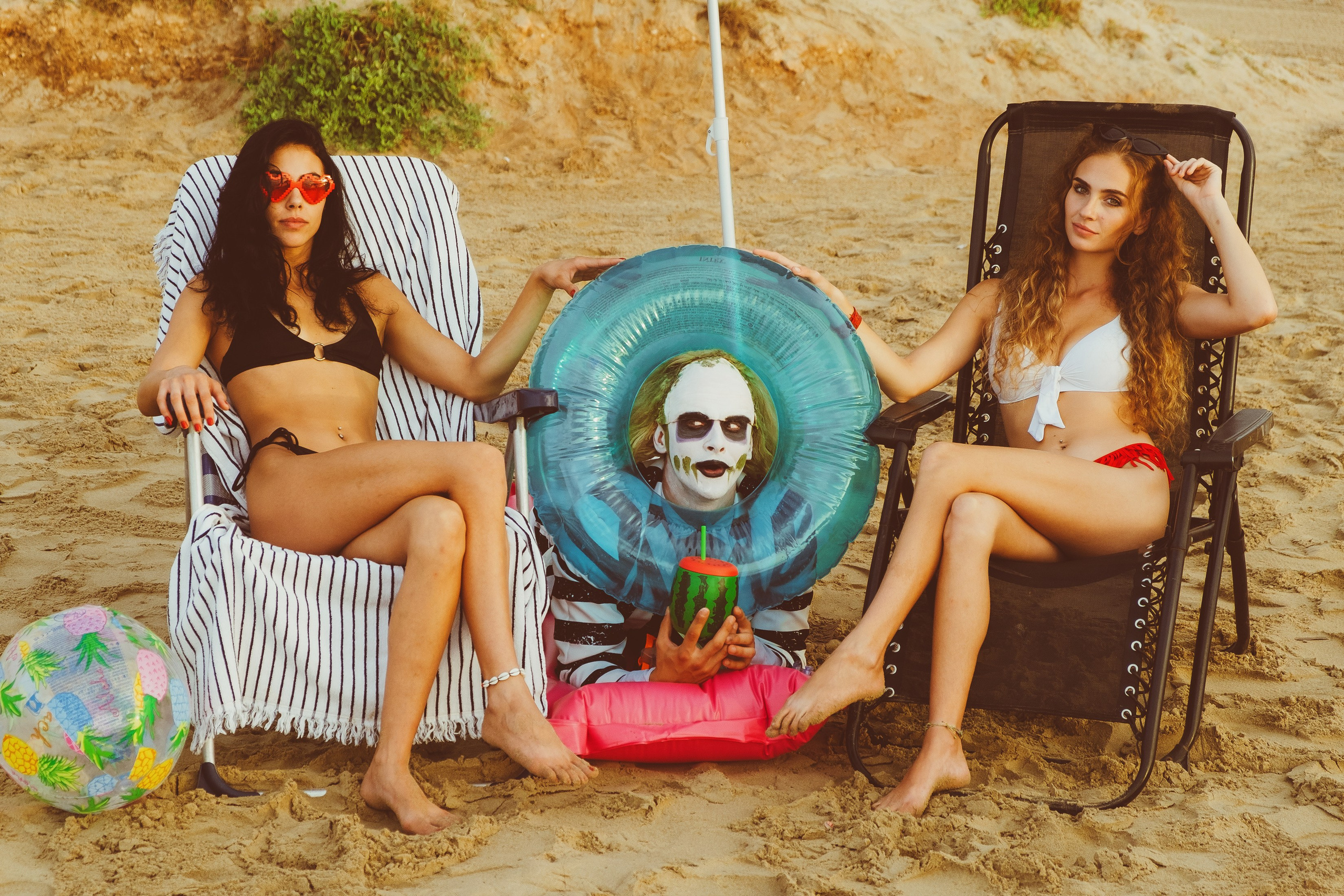 Beetlejuice на море: Экспериментальная фотосессия с цирковыми артистами — Фотограф Андрей Луковников