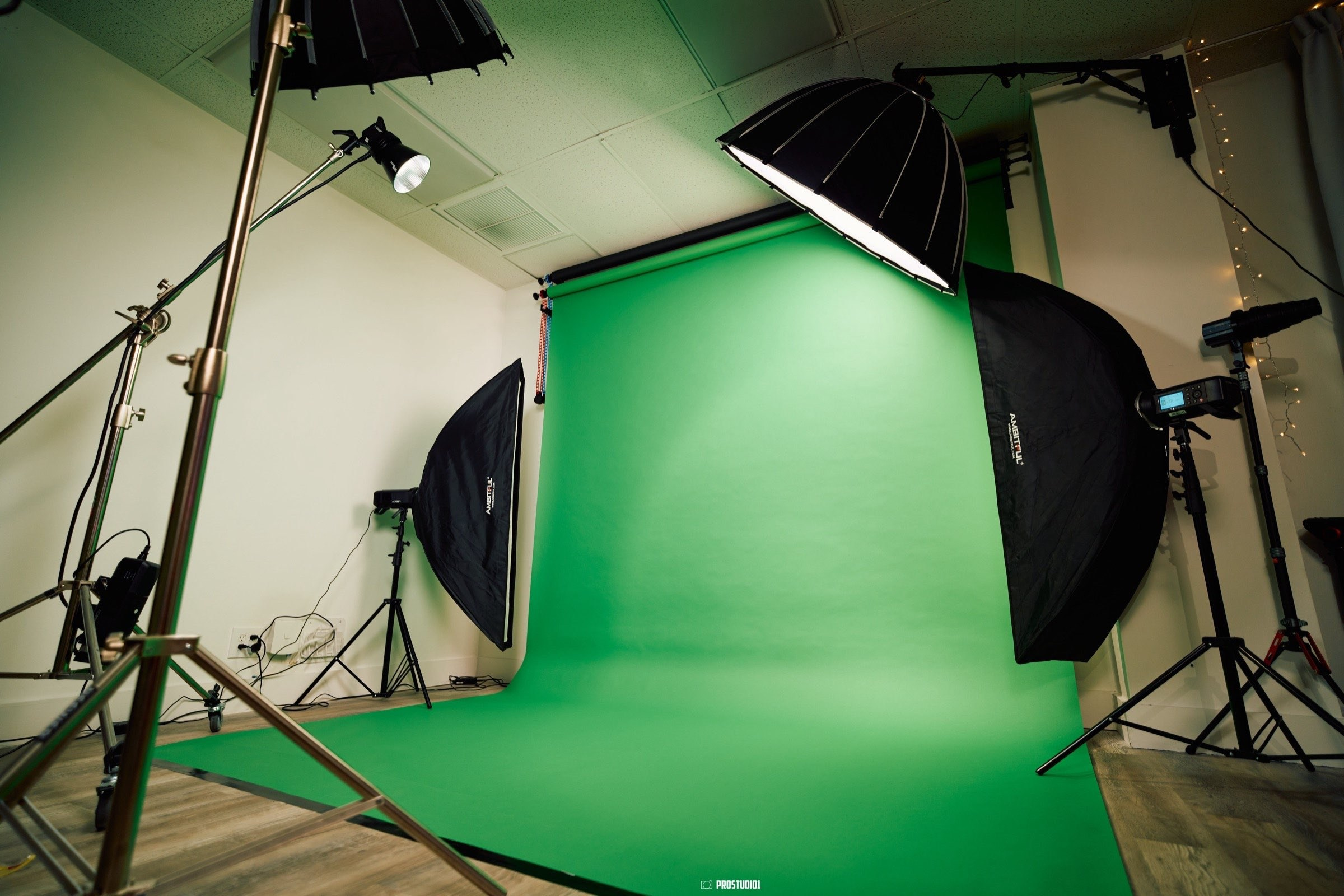 Fondo de pantalla verde vacío iluminado por dos flashes softbox en un estudio cerca de Miami