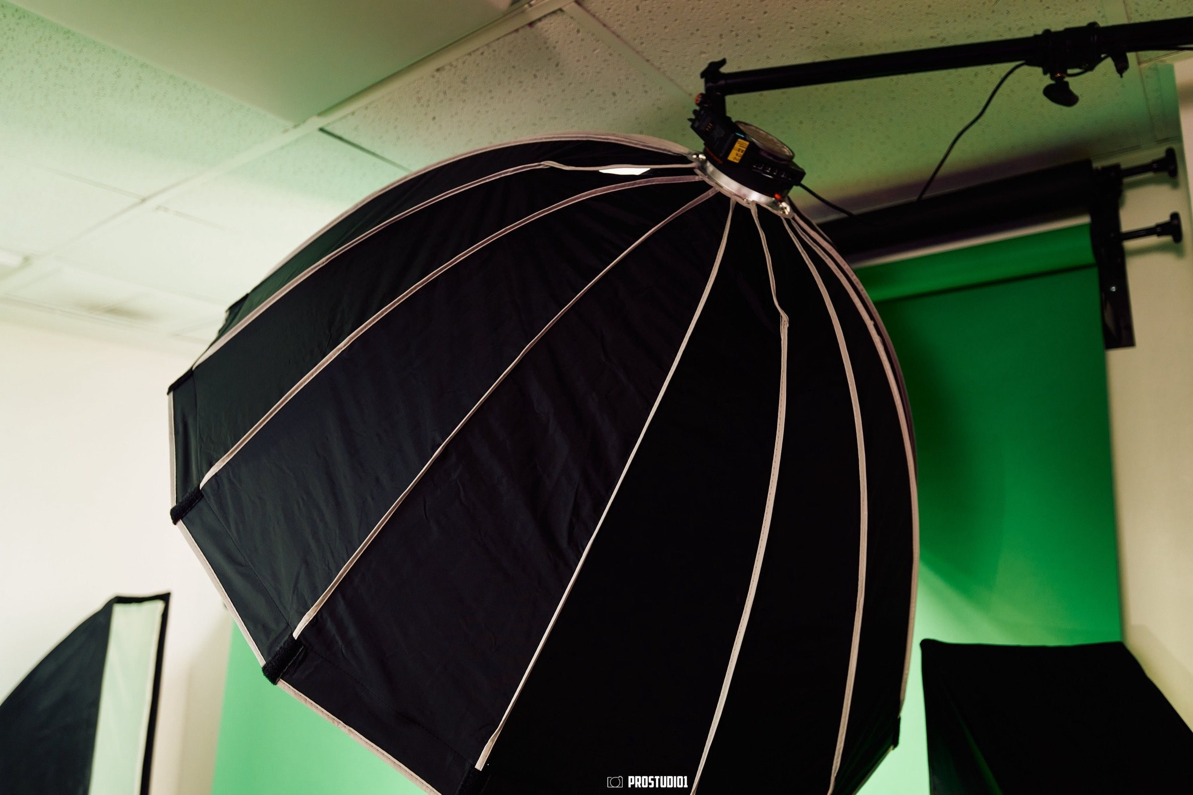 Primer plano de una gran luz softbox octabox instalada sobre el fondo de pantalla verde