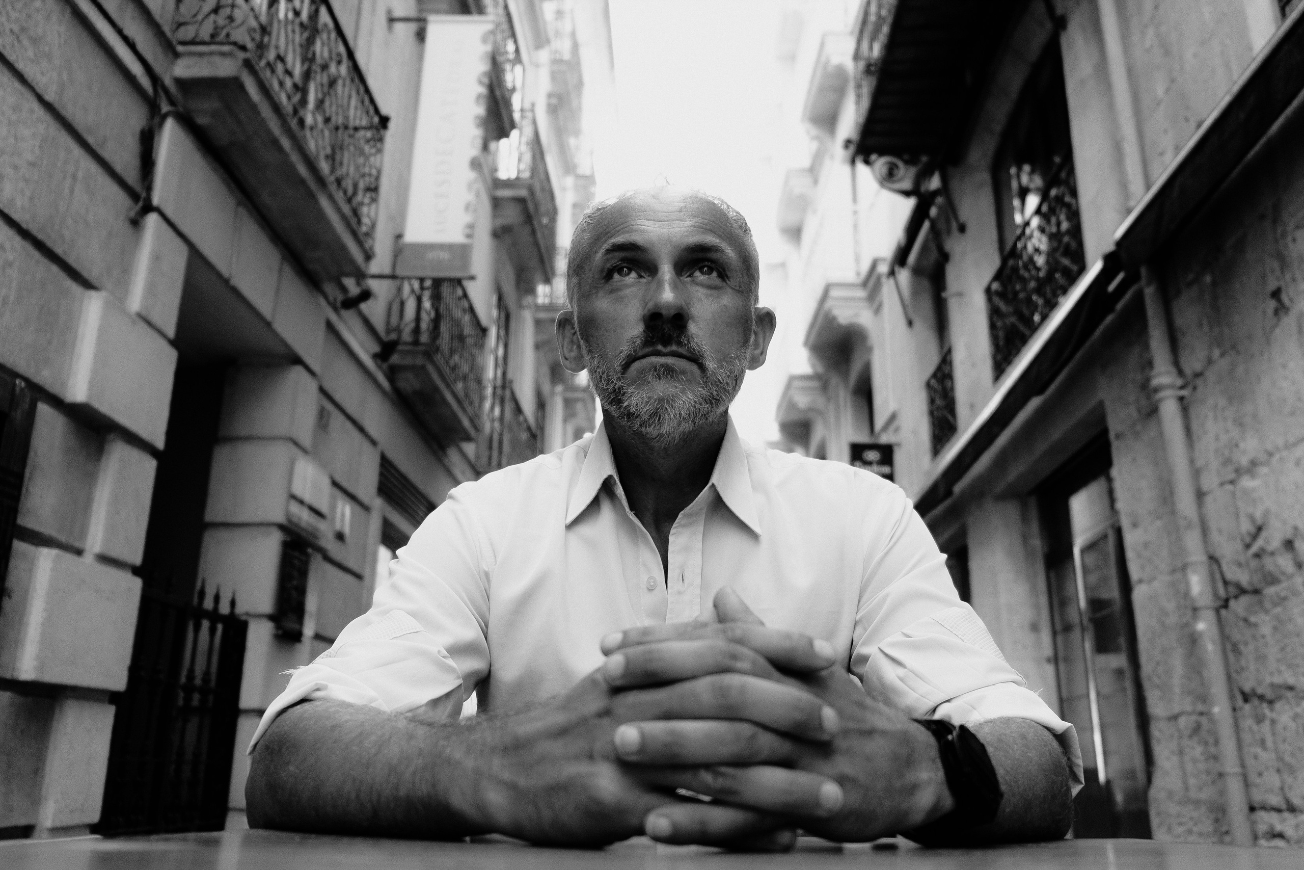 Портретная фотосессия музыканта Robert Skarsbakk в старом городе Аликанте для обложки альбома — Фотограф Андрей Луковников