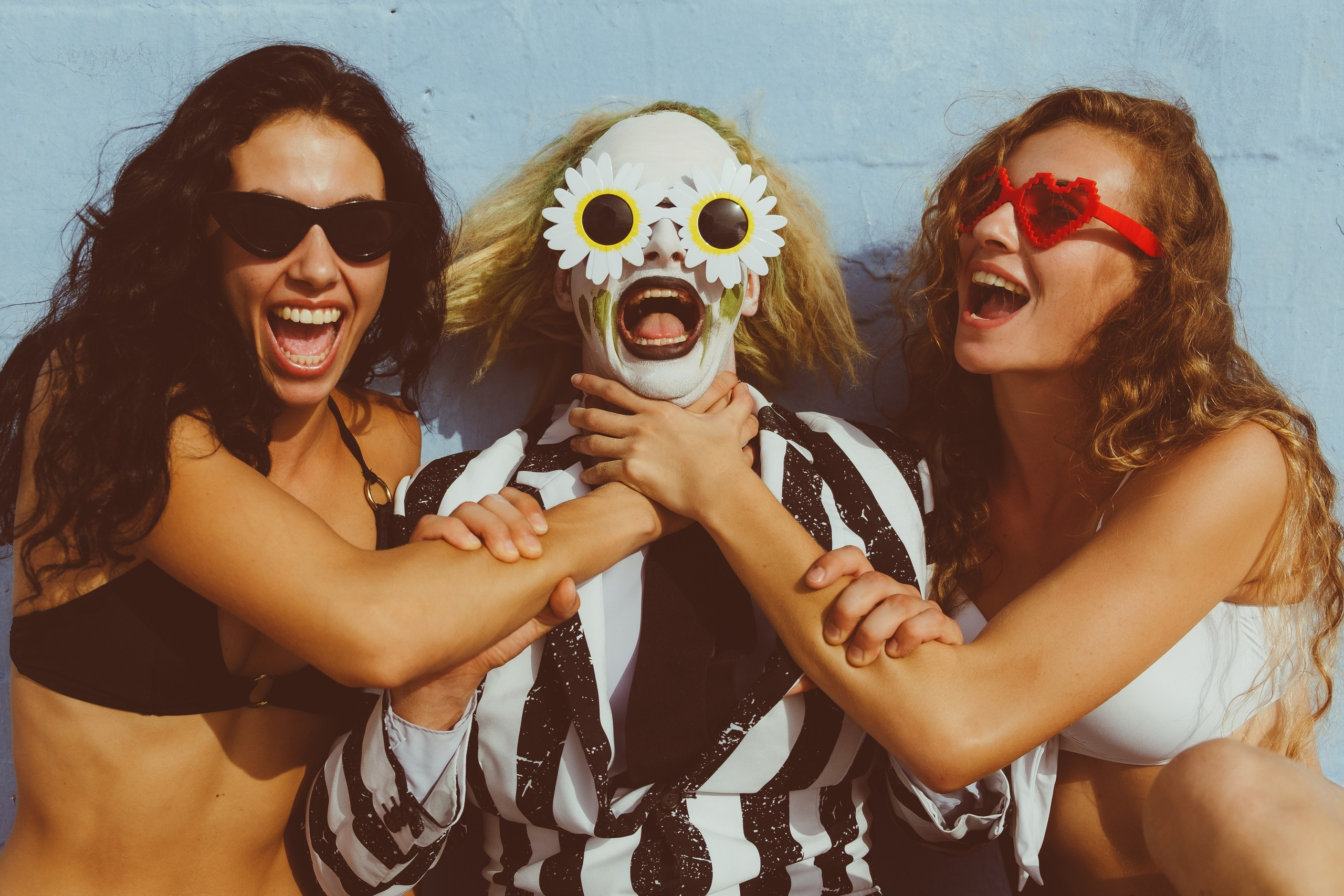 Beetlejuice на море: Экспериментальная фотосессия с цирковыми артистами — Фотограф Андрей Луковников