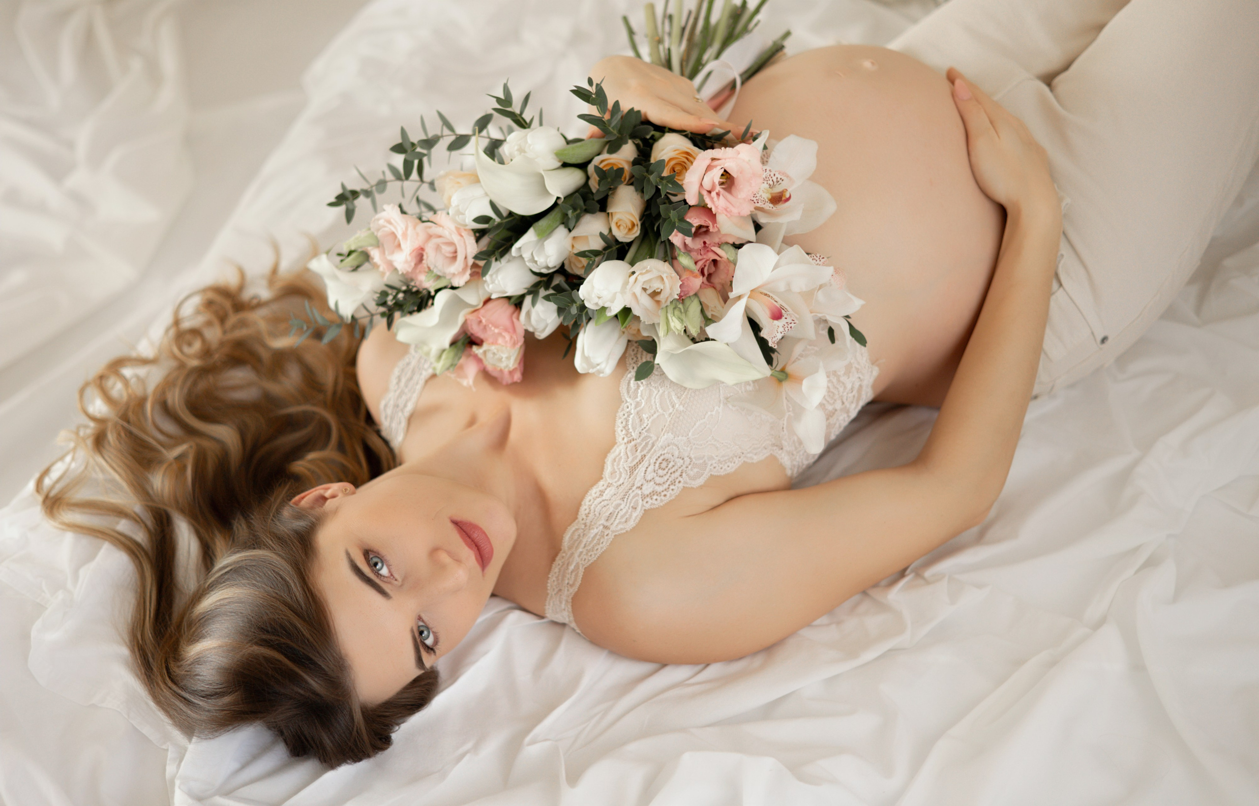 Schwangerschaftsfoto mit Blumenarrangement auf dem Babybauch – kreative Fotografie in Hagen.