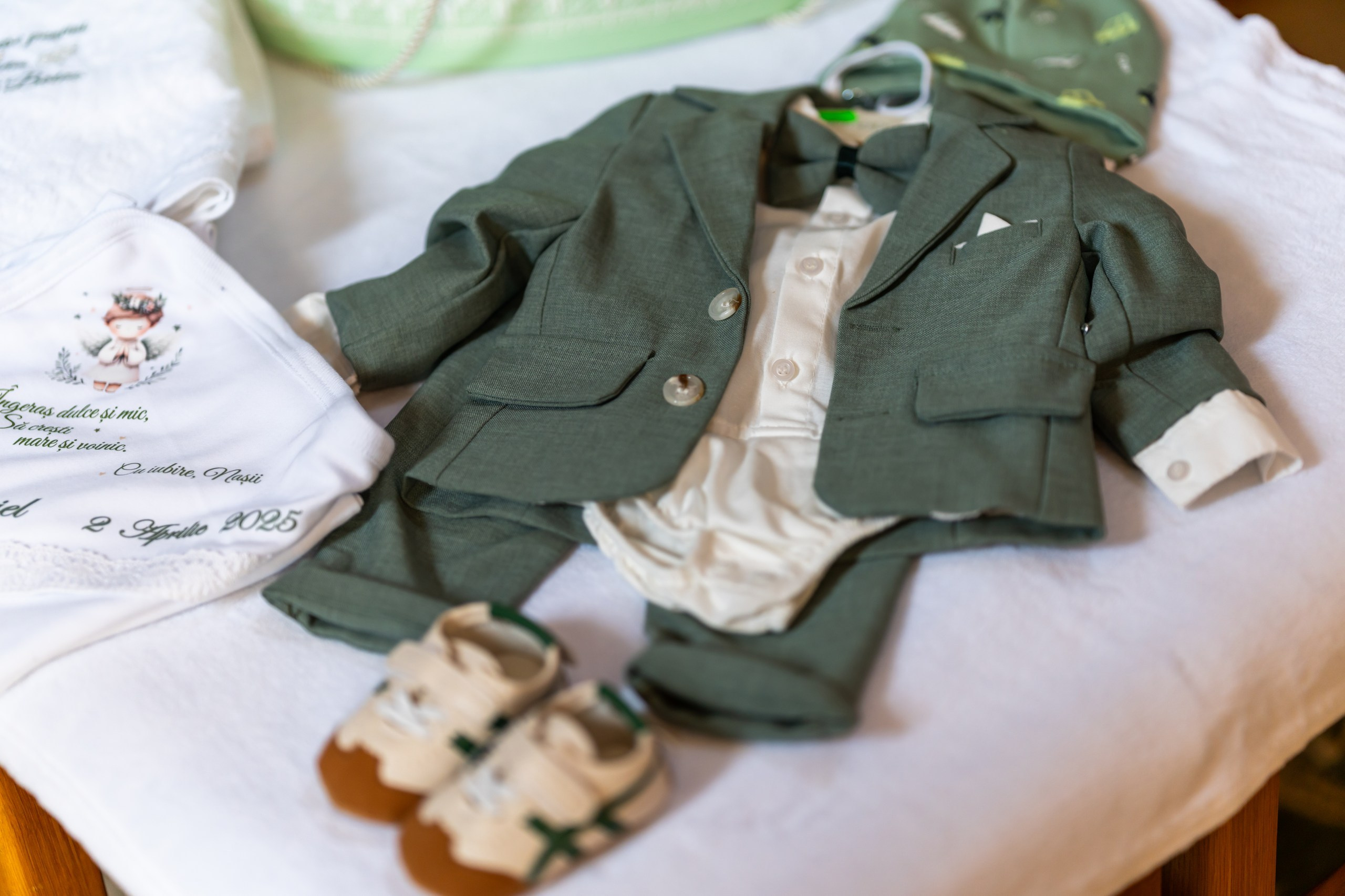 - Preotul ținându-l pe micuțul Mathias Gabriel la botez, în biserica Înălțarea Domnului, Copălău  - Detalii de la botezul lui Mathias – lumânare, trusou și icoană  - Familia lui Mathias Gabriel alături de micuț, în ziua botezului  - Portret emoționant cu mama și bebelușul în brațe, în biserică,fotograf profesionist evenimente Botoșani, Iași, Suceava, Fălticeni, Bacău, Pașcani, Roman - AlinoFotoStudio by Alin Chirilă - servicii foto nuntă, botez, cununie, ședințe foto creative, albume personalizate, fotografii emoționante și calitative pentru cele mai importante momente din viață,fotograf nuntă Botoșani Alin Chirilă,  ședință foto botez Iași - AlinoFotoStudio,  servicii fotograf profesionist evenimente Suceava,  fotograf cununie civilă Fălticeni - Alin Chirilă,  album foto nuntă personalizat Bacău.“Bebeluș botezat în biserică, ținut în brațe de nași”	•	“Detaliu cu lumânarea de botez decorată cu flori albe”	•	“Părinți emoționați alături de copilul lor la ceremonia de botez”	•	“Masa festivă de botez cu decor tematic și tort personalizat”	•	“Momentul în care preotul toarnă apă sfințită pe fruntea bebelușului”	“Bebeluș în rochie albă de botez, zâmbind în brațele mamei”	•	“Detaliu cu cruciulița de botez așezată pe o pernă de satin”	•	“Părinți și nași aprinzând lumânările în timpul ceremoniei de botez”	•	“Tort de botez decorat cu figurine tematice și numele copilului”	•	“Copil botezat dormind liniștit în pătuțul decorat festiv”	•	“Momentul în care preotul binecuvântează copilul în fața altarului”	•	“Invitați adunându-se în jurul mesei festive la petrecerea de botez”	•	“Bebeluș ținând în mână o jucărie personalizată primită la botez”	•	“Familie fericită pozând împreună după ceremonia de botez”	•	“Decor tematic cu baloane și flori la locația petrecerii de botez” fotograf Botoșani fotograf evenimente fotograf botez Alin Chirila fotograf alinofotostudio.fotograf botez Amelis Maria, fotografie botez Botoșani, fotograf Alin Chirilă, amintiri botez, fotografii botez, botez Amelis Maria, fotograf copii, fotografie botez în Botoșani,