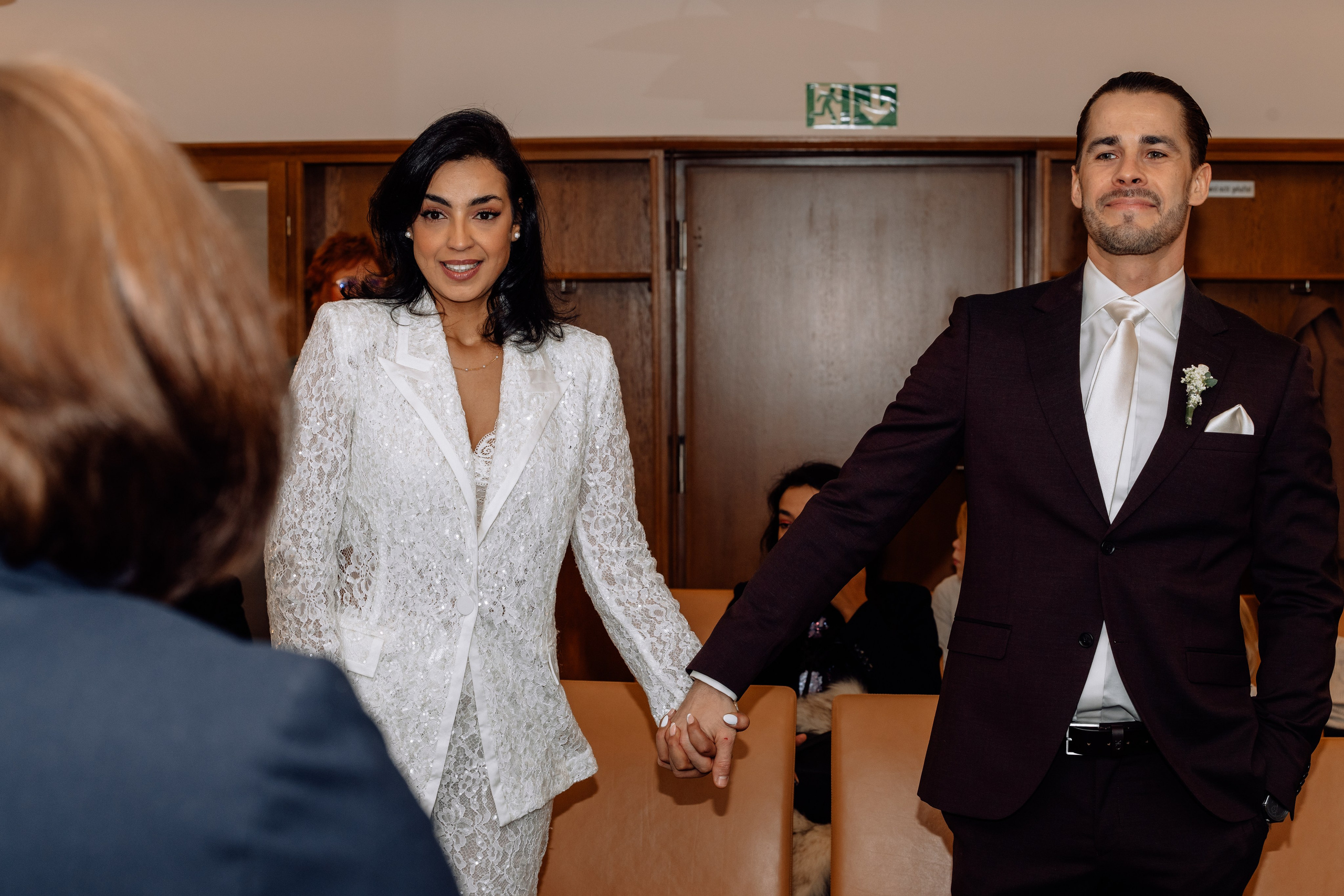 Detailaufnahme der Hände beim Kuss – emotionale Hochzeit Mandlstraße 14