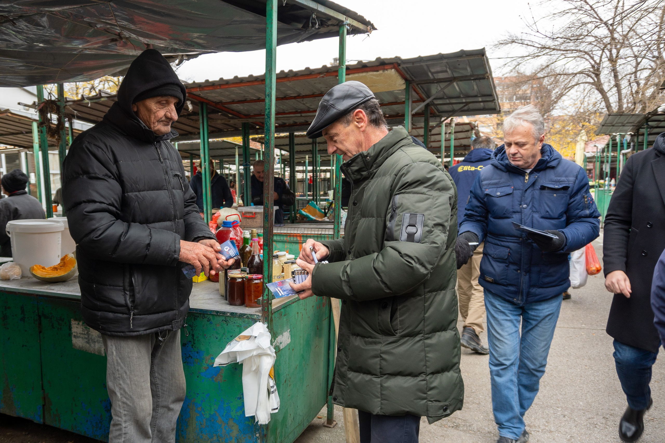 Листа „Србија против насиља” на градској пијаци упознавала грађане са програмом. Lokalni Front VA
