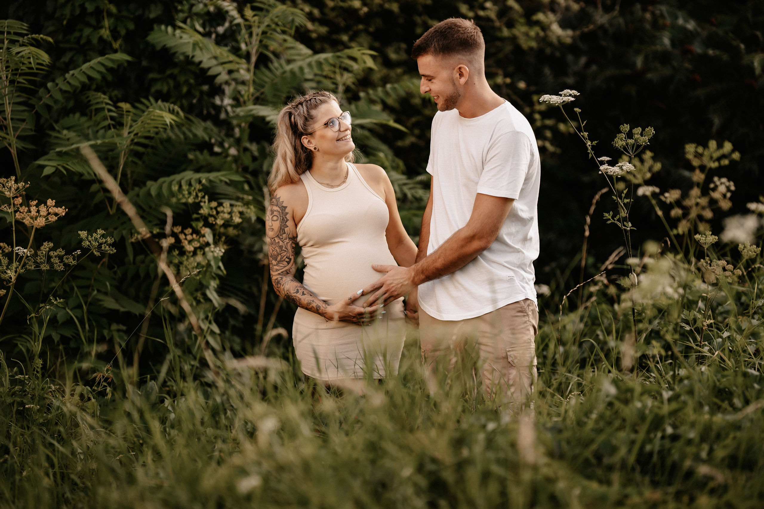 Babybauch im Spätsommer. Portraitfotografie in Gründau Elena Ohnstedt
