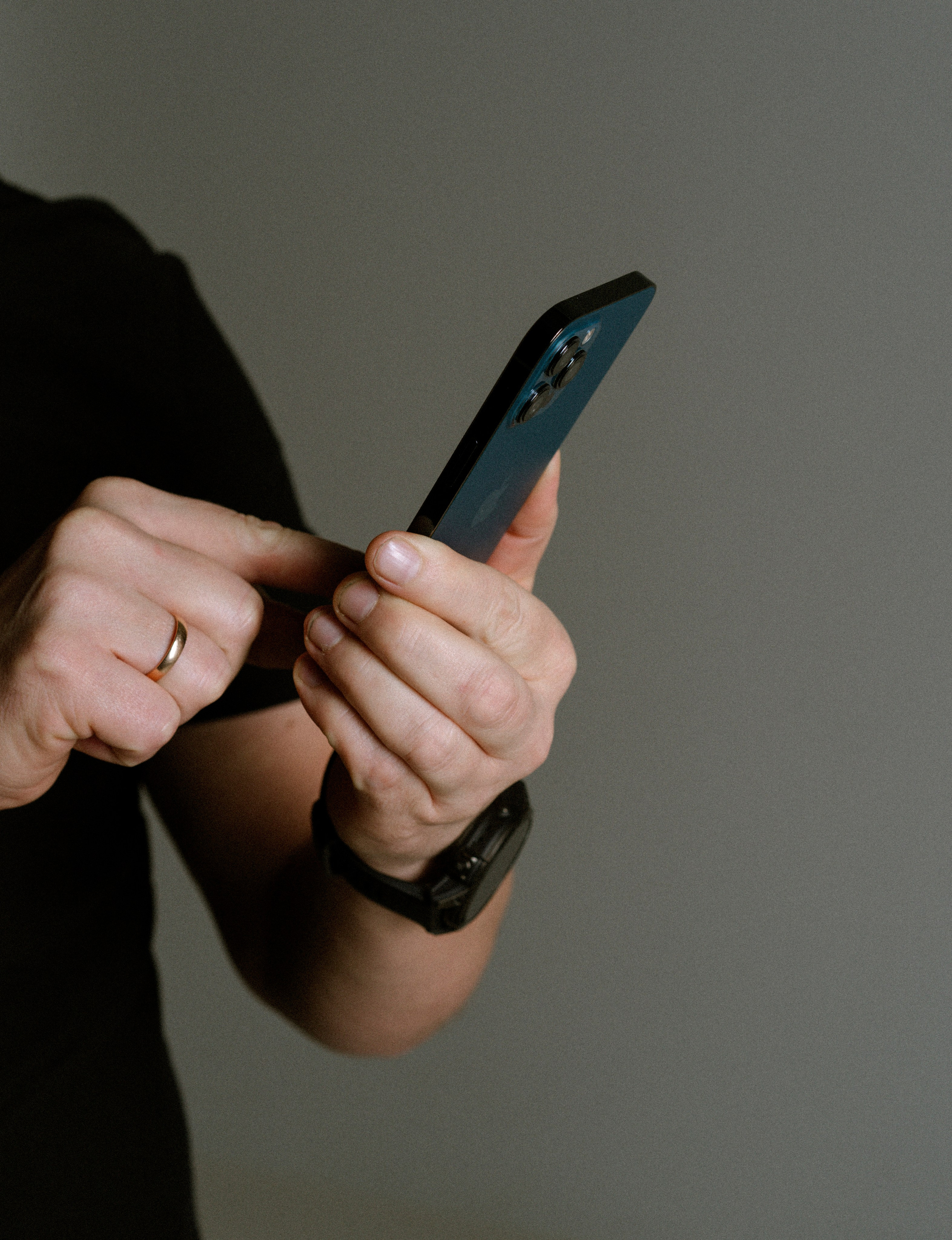 Ainārs Krauklis ar telefonu rokās. iPhone.