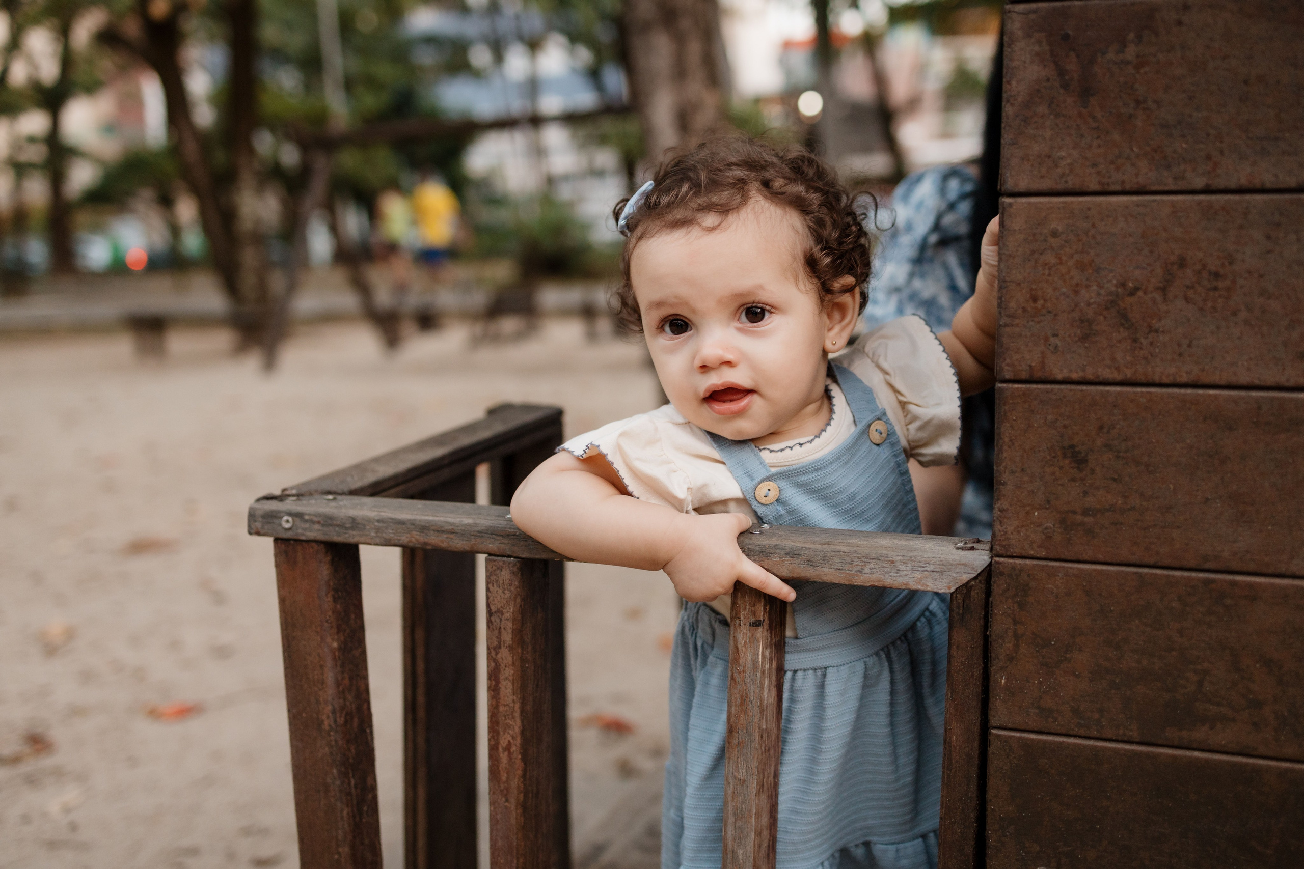 Bebê de 1 ano brincando no parque em ensaio fotográfico
