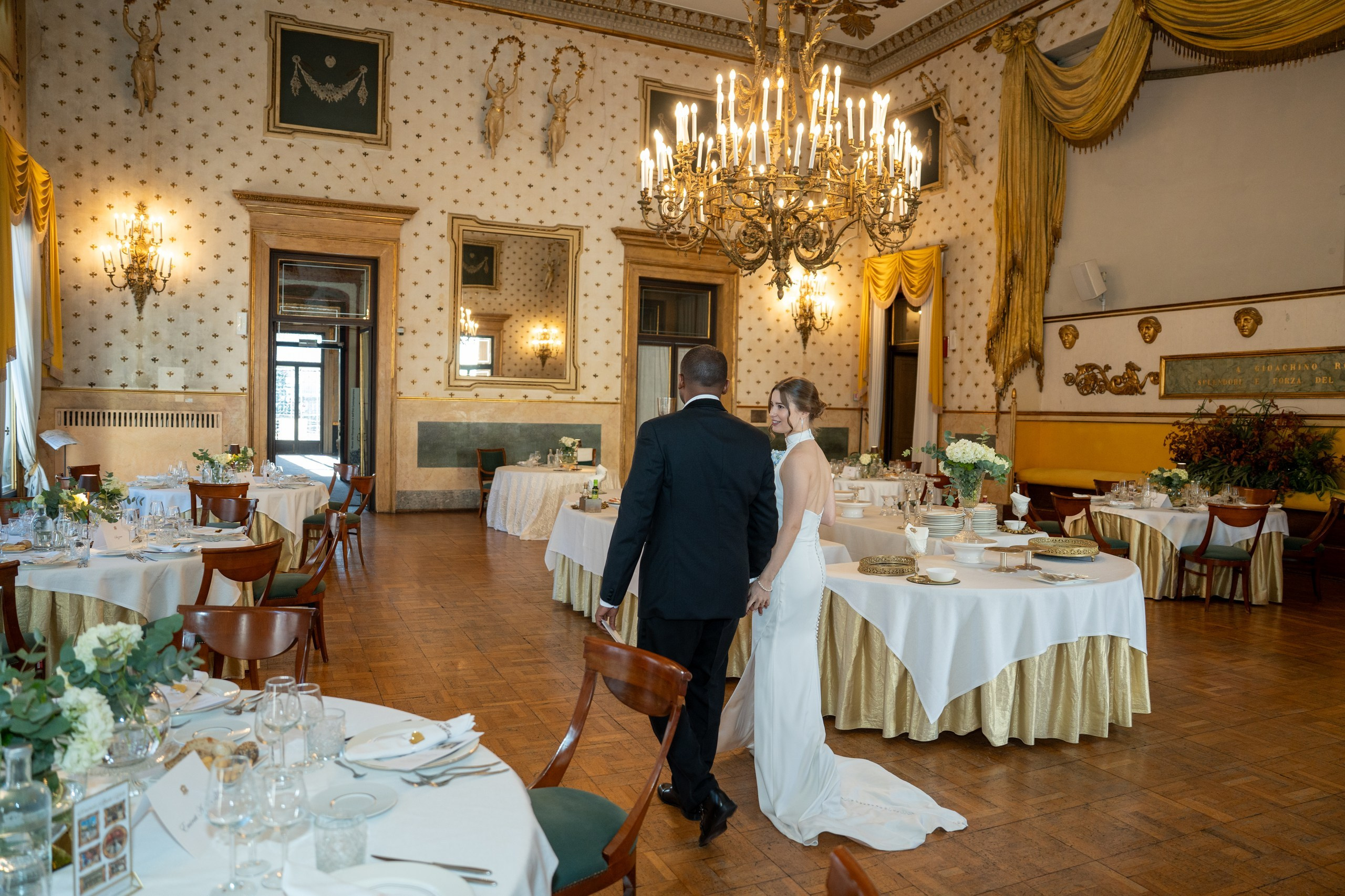 Wedding at Caffè Pedrocchi, Padua. El Velo Blanco I Wedding Photographers