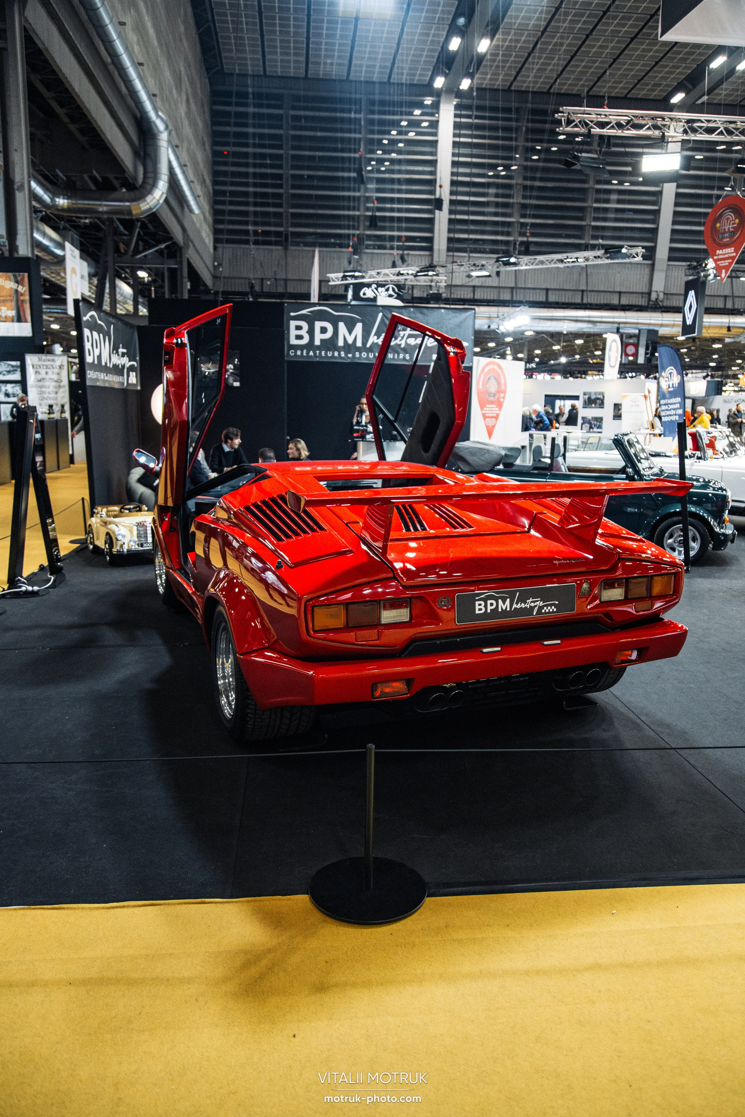 Retromobile 2023. Photographe de voitures à Paris — Vitalii Motruk