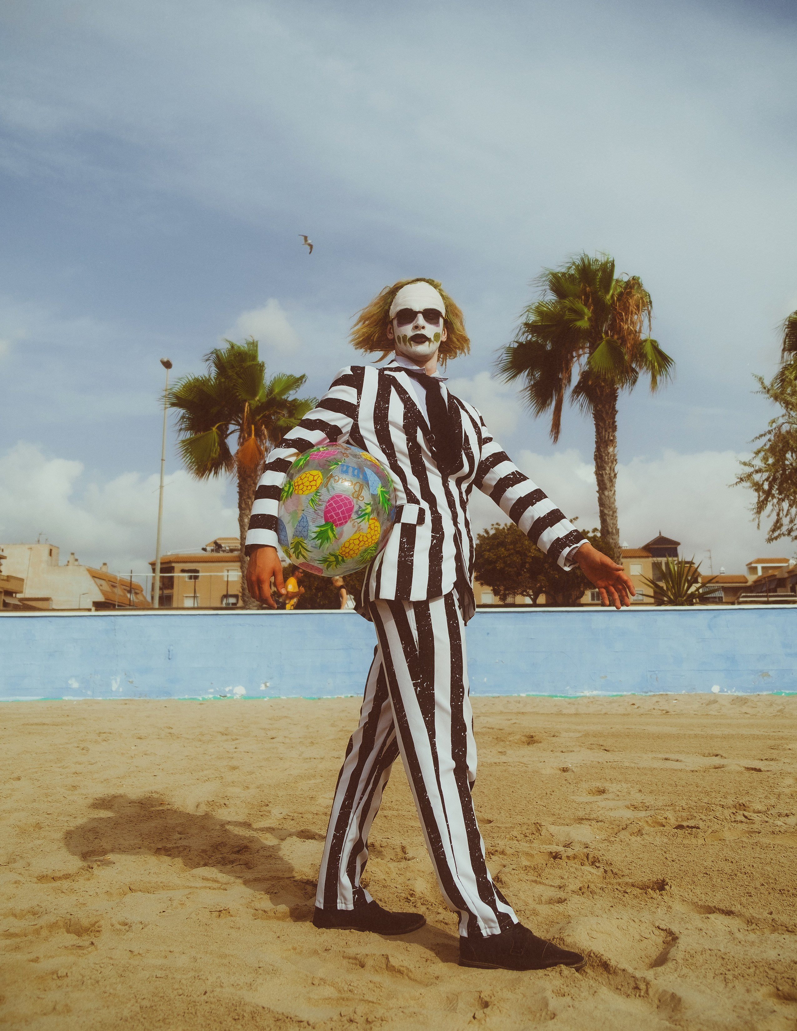 Beetlejuice на море: Экспериментальная фотосессия с цирковыми артистами — Фотограф Андрей Луковников