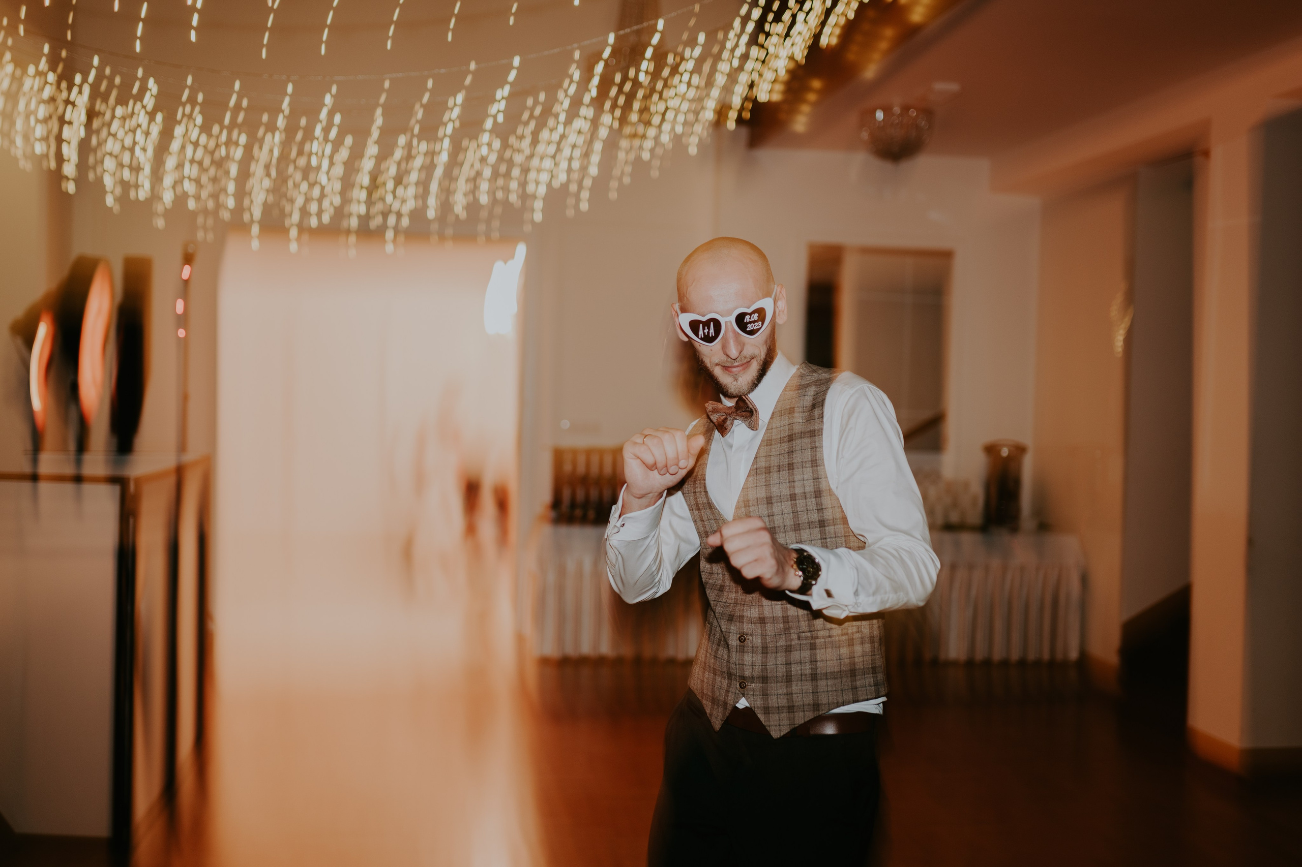 Dwór Wierzbno: plenerowy ślub pod wierzbą. Karkowskafoto - fotografia miłości