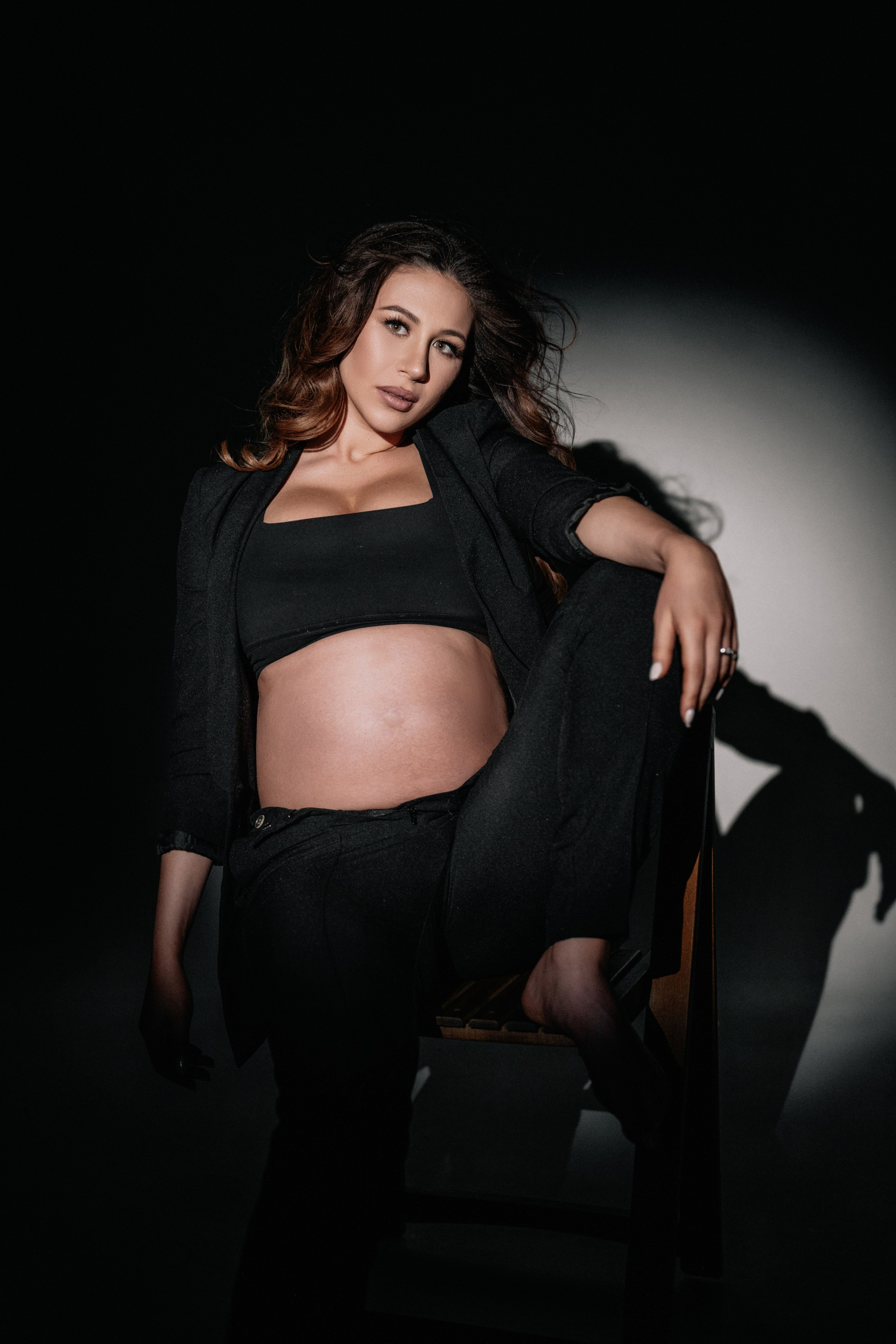Minimalist Maternity Photography – Pure & Timeless Studio Portraits. Alisa Tant — Family and newborn photographer Bucks County, Montgomery county, Philadelphia, NJ