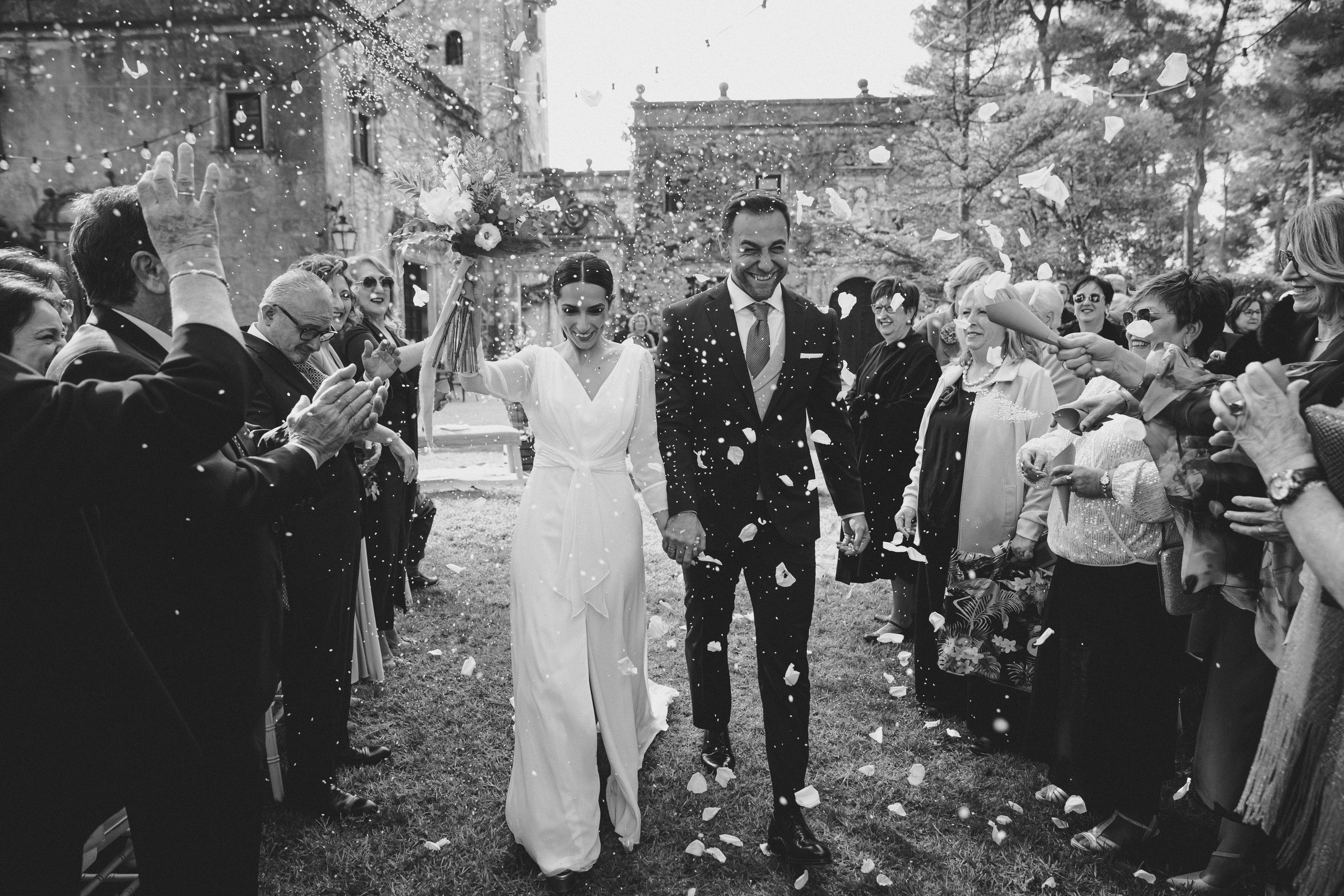 Salida de los novios entre pétalos tras la ceremonia en Finca Torrefiel
