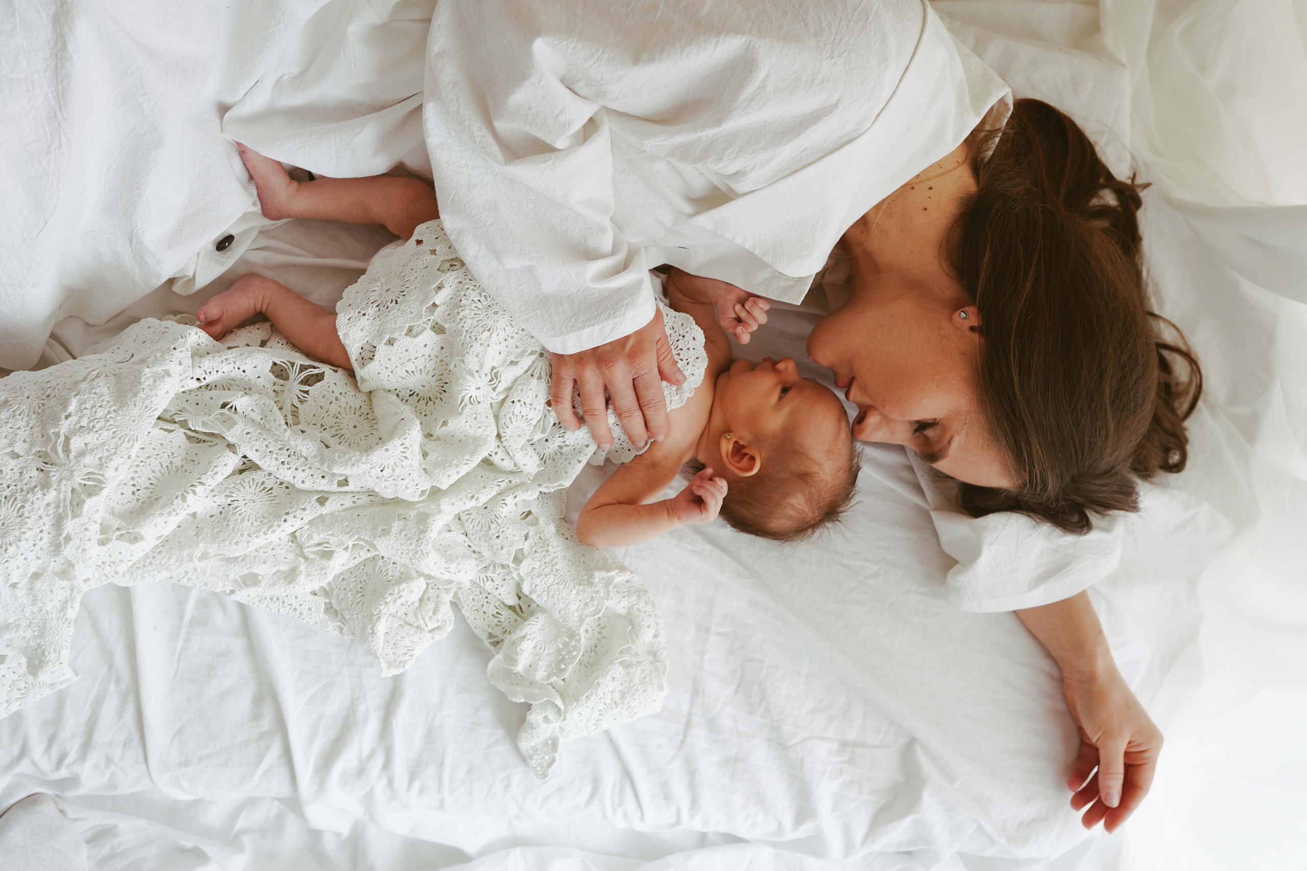 Inspira sesiune foto nou-nascut. Madalina Beda- Artist vizual, fotograf, doula la nastere, consultant babywearing Brasov si in toata tara