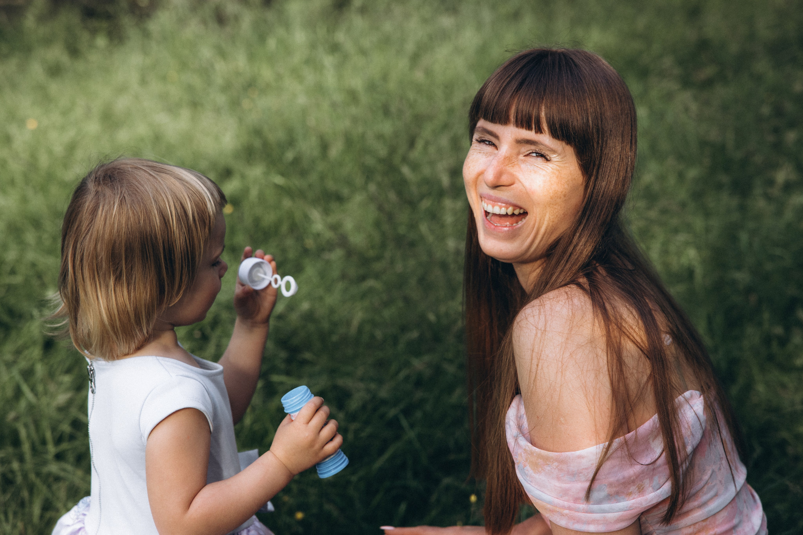 Séance photo en famille Forêt de Bouconne. Eugénie Smirnova — photographe à Toulouse et dans le sud-ouest de la France