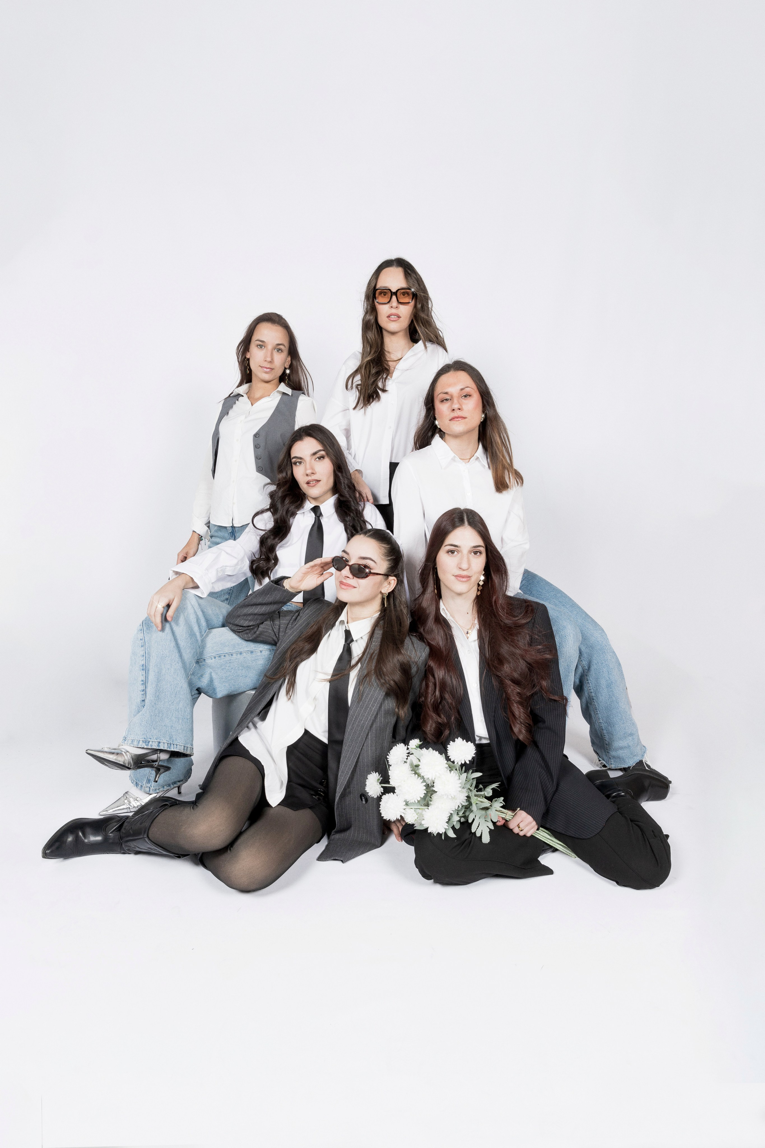 Fotografía escolar profesional en Madrid, Fotógrafo escolar capturando momentos en el aula, Reportaje de fotografía escolar para graduaciones y fin de curso, Fotos de alumnos en colegios y academias, Paquetes de fotografía escolar personalizados para cada centro, Fotografía de actividades escolares y eventos educativos, Fotografía de concursos y actividades escolares, Foto de grupo de estudiantes con uniforme escolar, Sesión de fotos para recuerdos escolares, Orlas de graduación para colegios institutos y universidades, Orlas escolares online y personalizadas, Orla de fin de curso con diseño profesional, Fotografía para orlas creativas y originales, Alumno sosteniendo su orla de graduación, Orlas infantiles con diseños divertidos y coloridos, Orlas de bachillerato con fotos profesionales, Visitas virtuales para colegios y escuelas, Tour virtual educativo para instituciones académicas, Carpeta de fotografías escolares personalizadas, Entrega de premios en concurso de fotografía escolar, Fotografía documental escolar momentos en clase y recreo, Taller de fotografía escolar para estudiantes