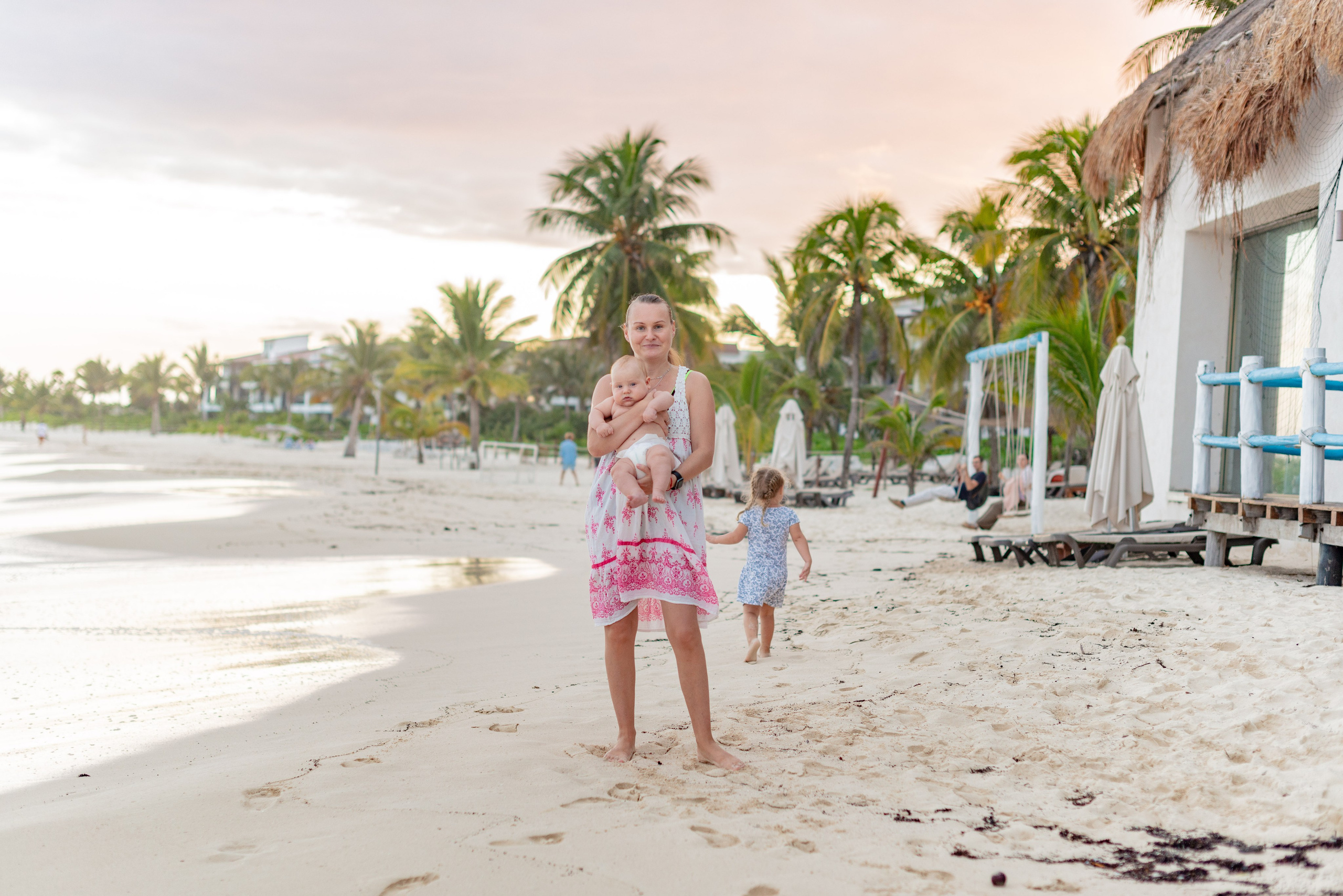 A family walk on the beach. FOTÓGRAFO MÉXICO QUINTANA ROO